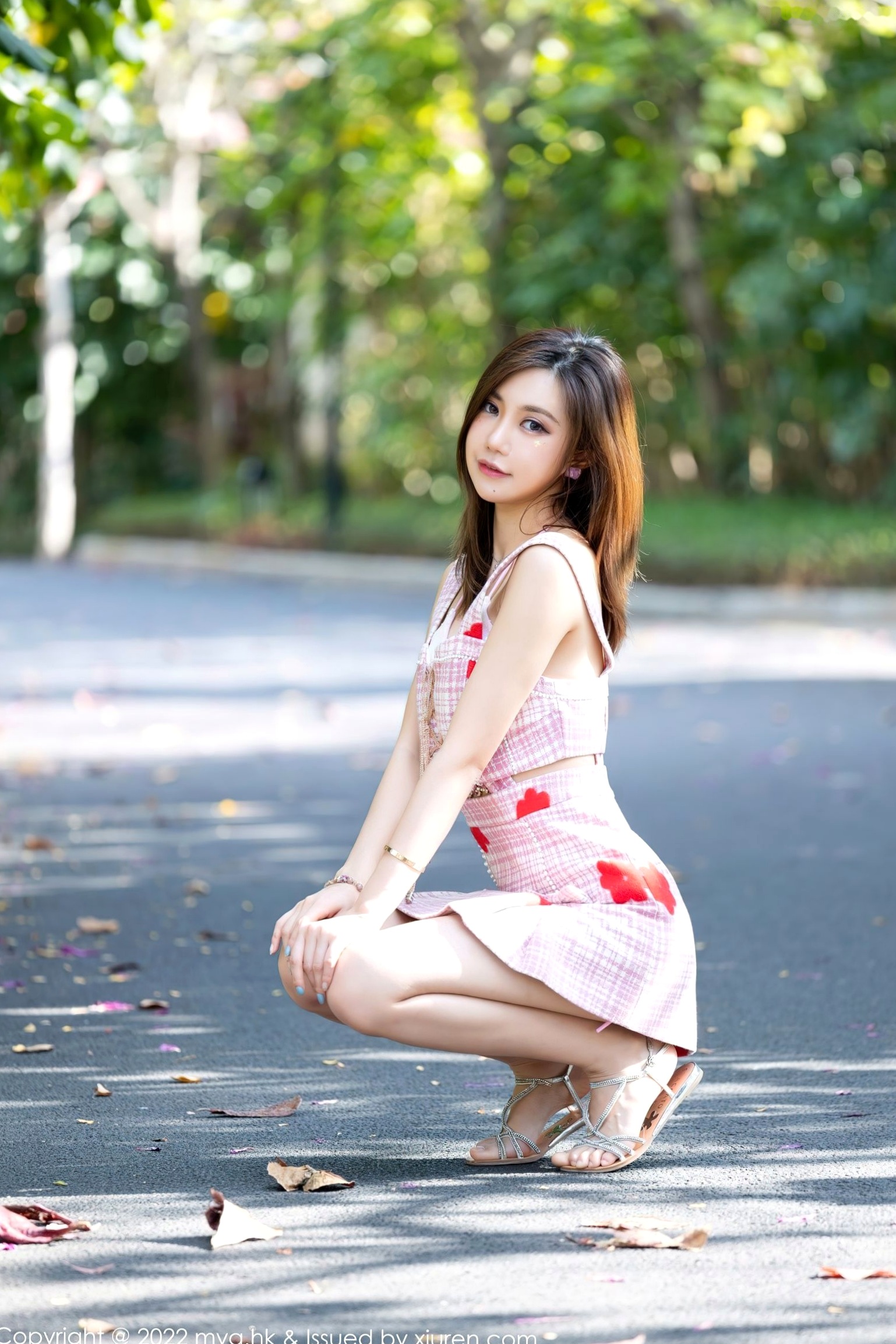 MyGirl美媛馆-623-绮里嘉-甜美泳池比基尼与粉色格纹套装写真-珠三角旅拍-清纯动人-无圣光大尺度
