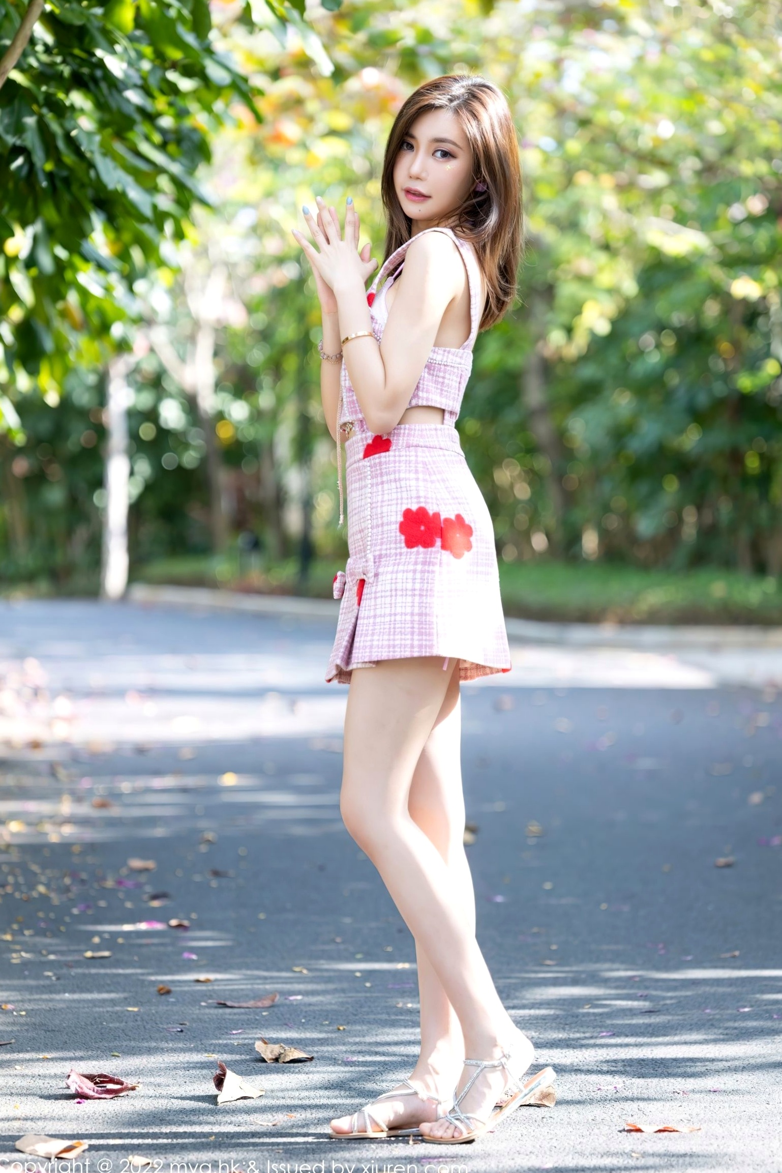 MyGirl美媛馆-623-绮里嘉-甜美泳池比基尼与粉色格纹套装写真-珠三角旅拍-清纯动人-无圣光大尺度