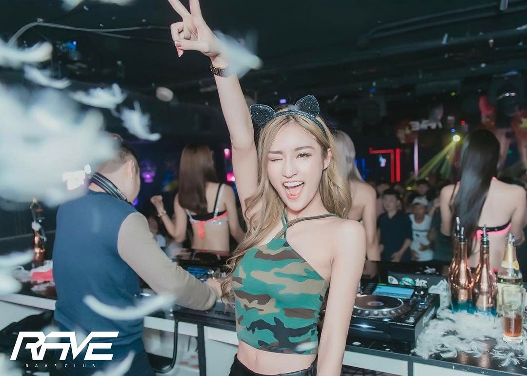 派对尤物DJ林佩佩 比基尼让人把持不住!