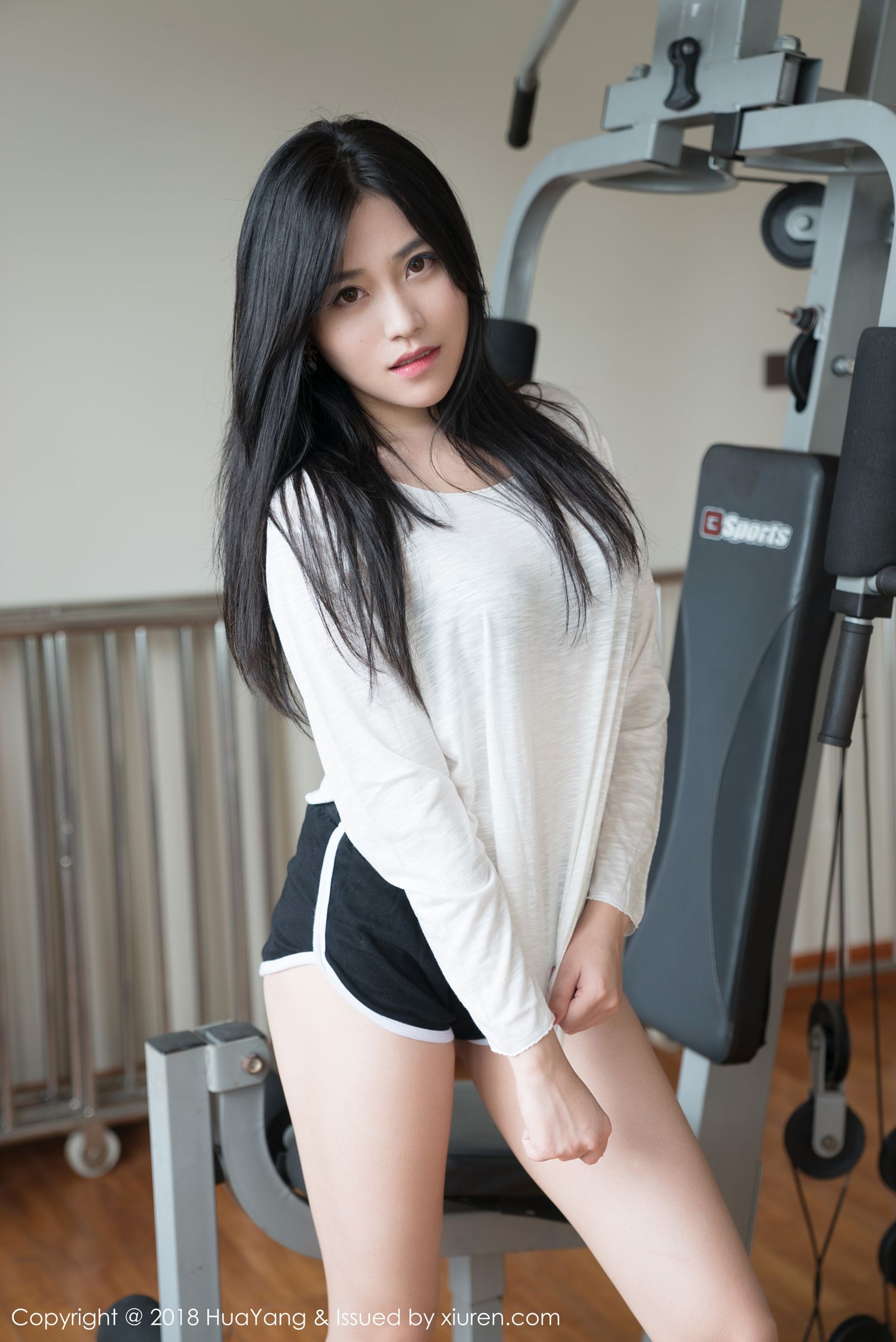 运动女神许诺Sabrina 健身房内匀称美腿