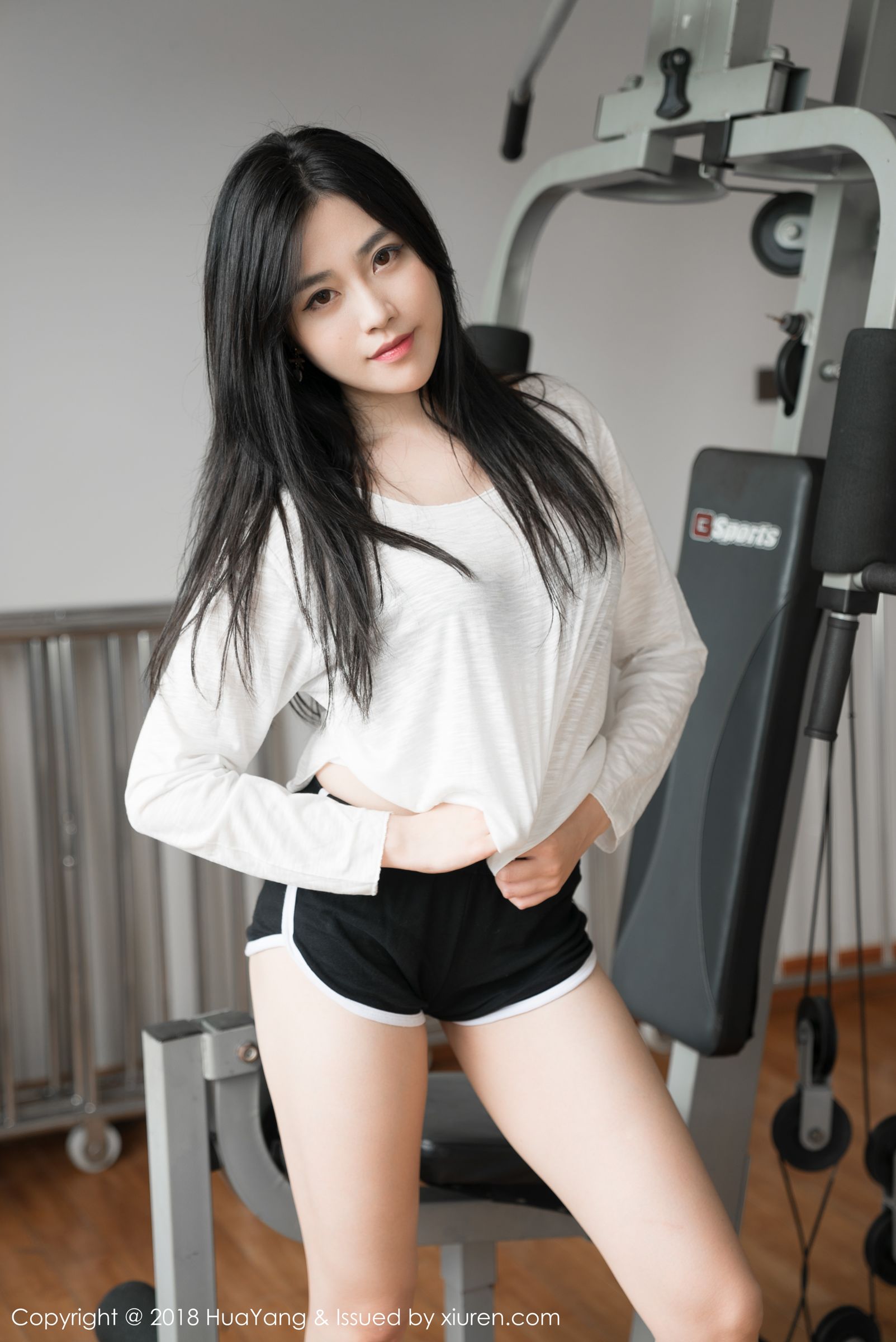 运动女神许诺Sabrina 健身房内匀称美腿
