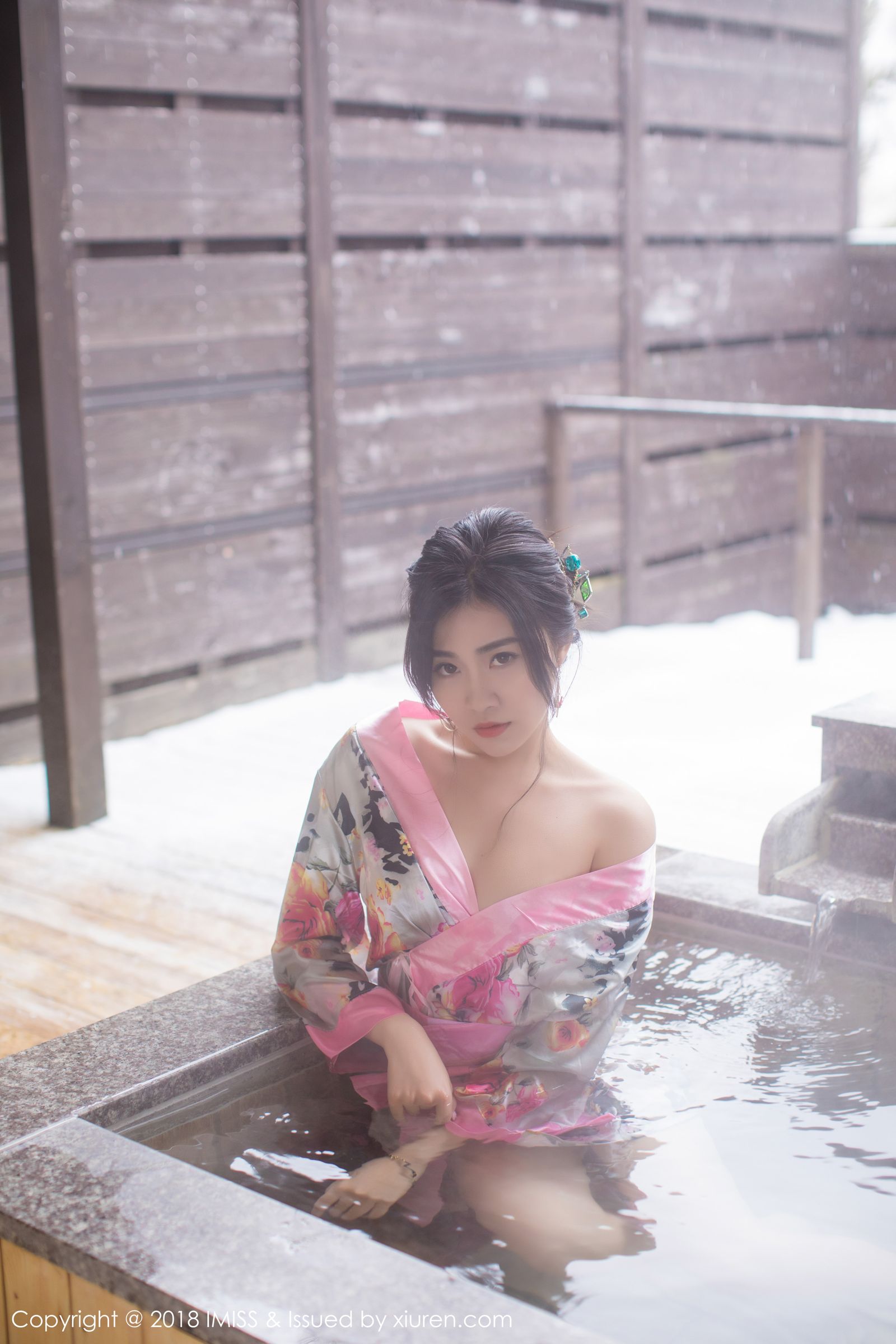 出水芙蓉许诺Sabrina 妩媚和服与白色蕾丝