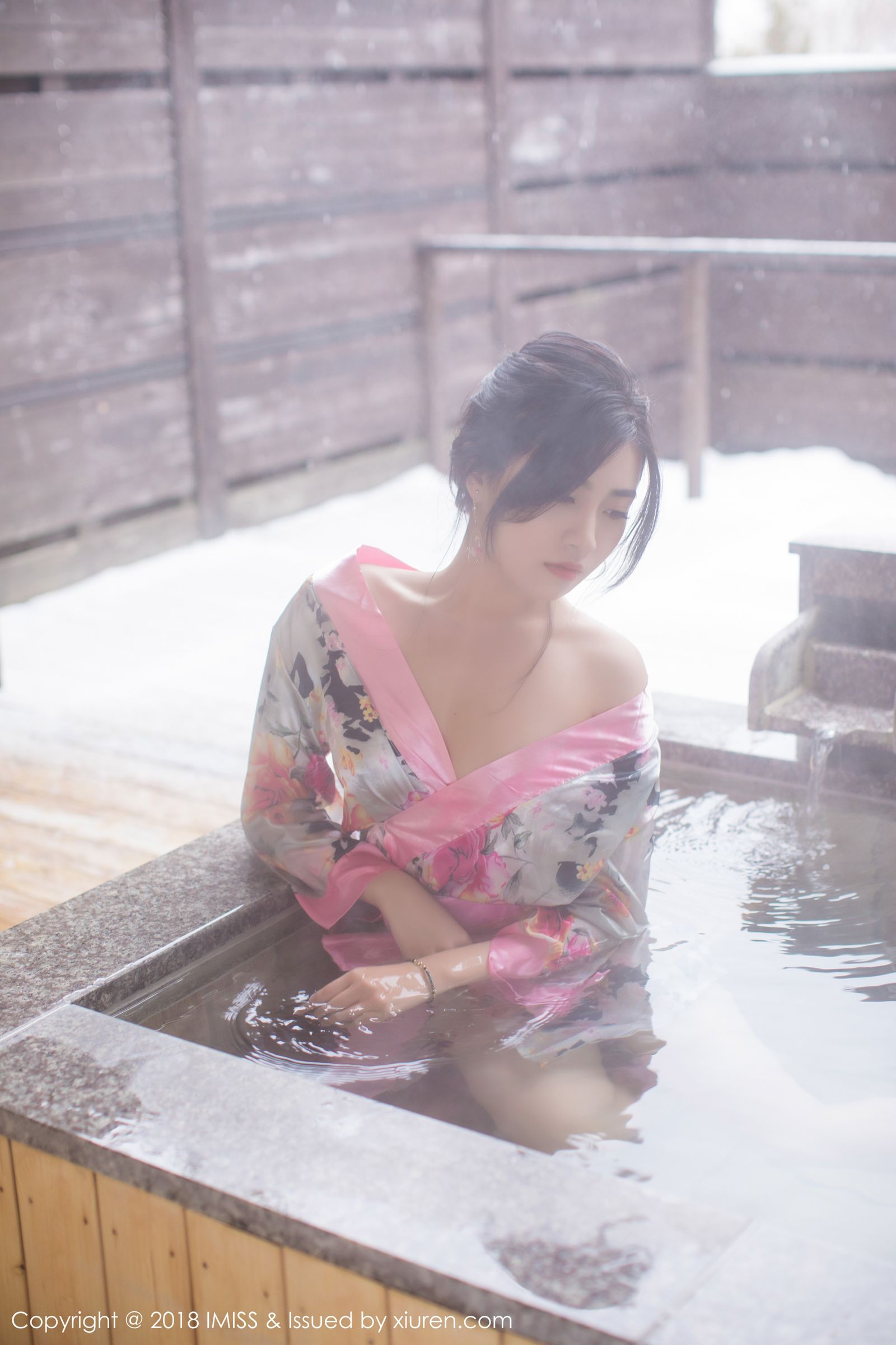 出水芙蓉许诺Sabrina 妩媚和服与白色蕾丝