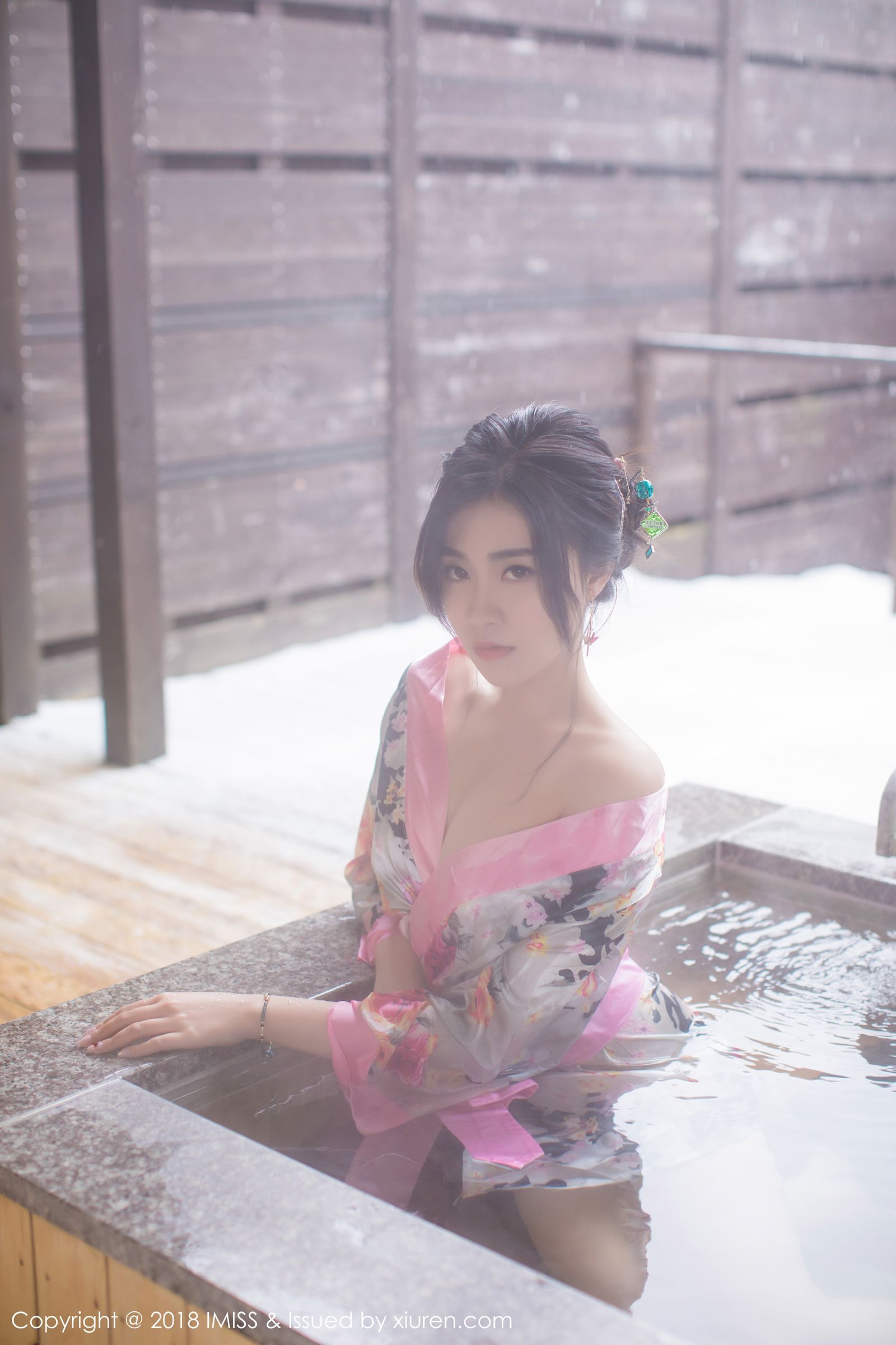 出水芙蓉许诺Sabrina 妩媚和服与白色蕾丝