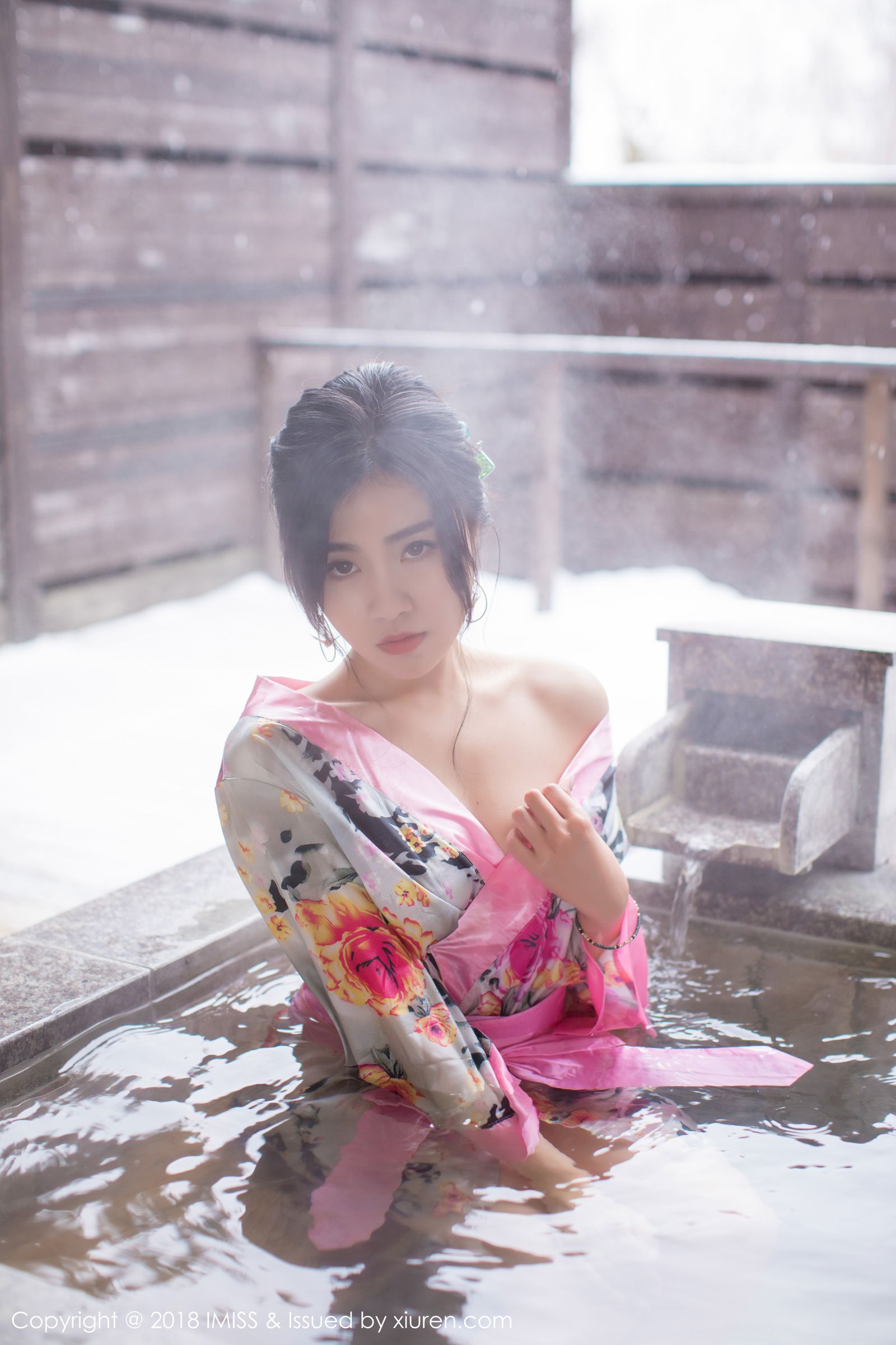 出水芙蓉许诺Sabrina 妩媚和服与白色蕾丝