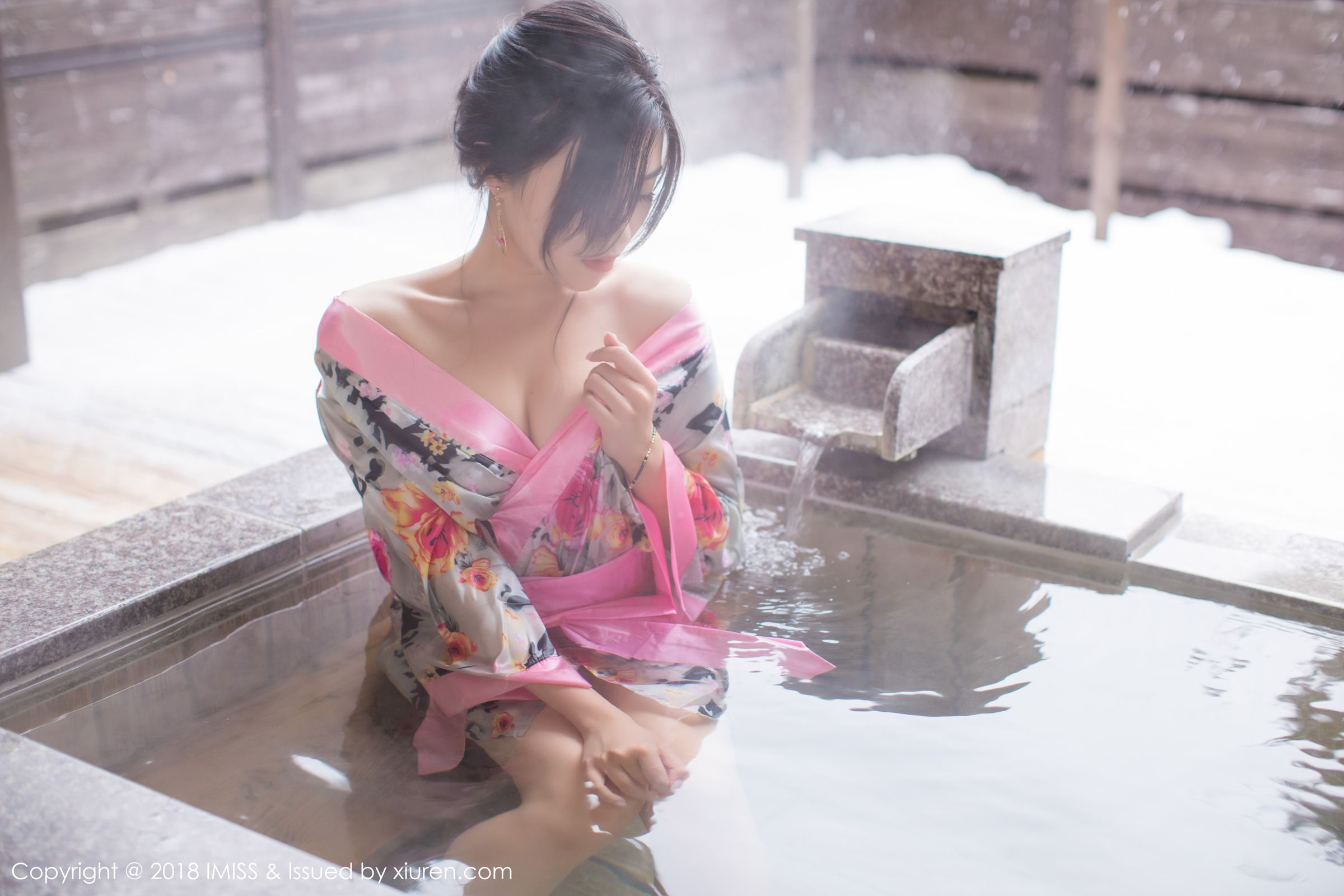 出水芙蓉许诺Sabrina 妩媚和服与白色蕾丝