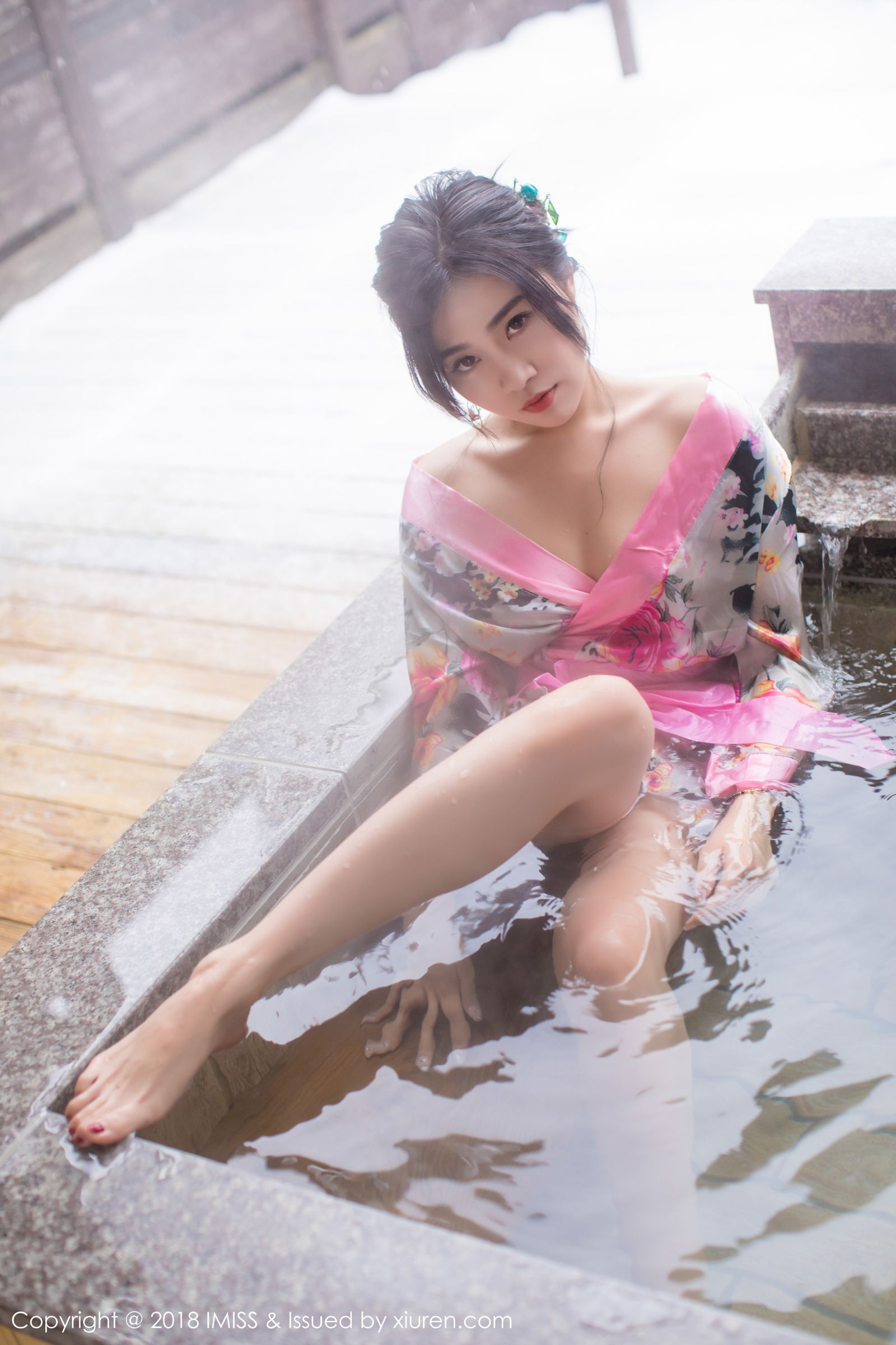 出水芙蓉许诺Sabrina 妩媚和服与白色蕾丝