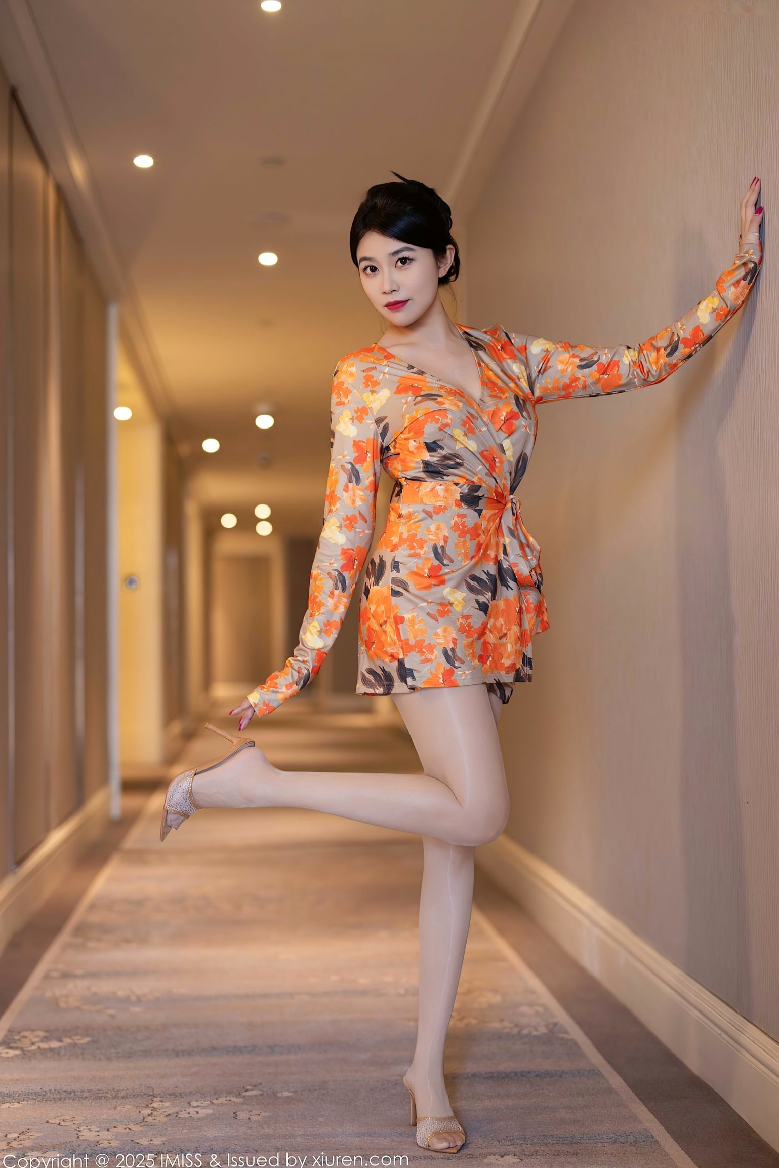 爱蜜社796期:许诺Sabrina肉色丝袜诱惑,花色短裙下粉色内衣若隐若现,室内私房大尺度美腿写真