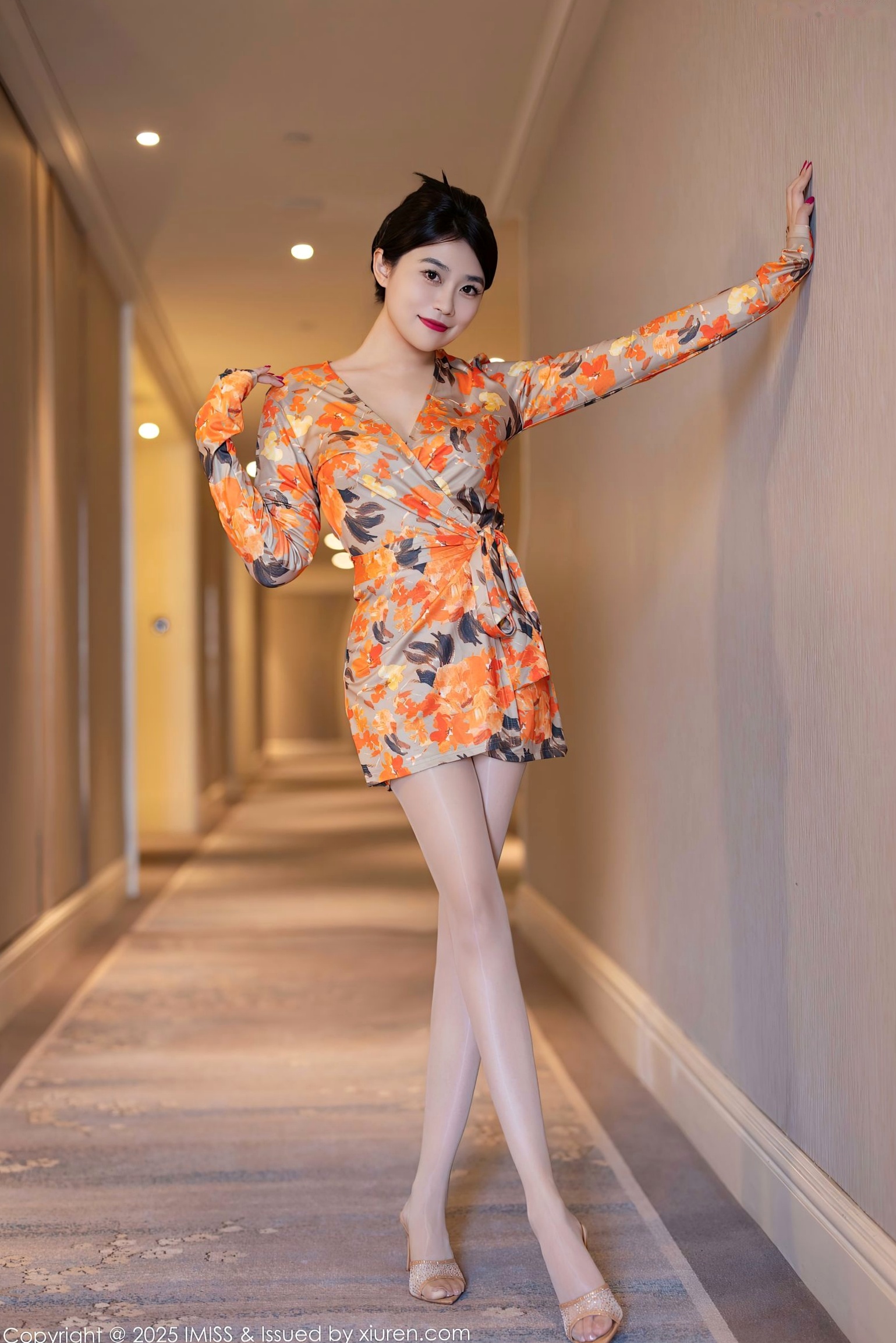 爱蜜社796期:许诺Sabrina肉色丝袜诱惑,花色短裙下粉色内衣若隐若现,室内私房大尺度美腿写真