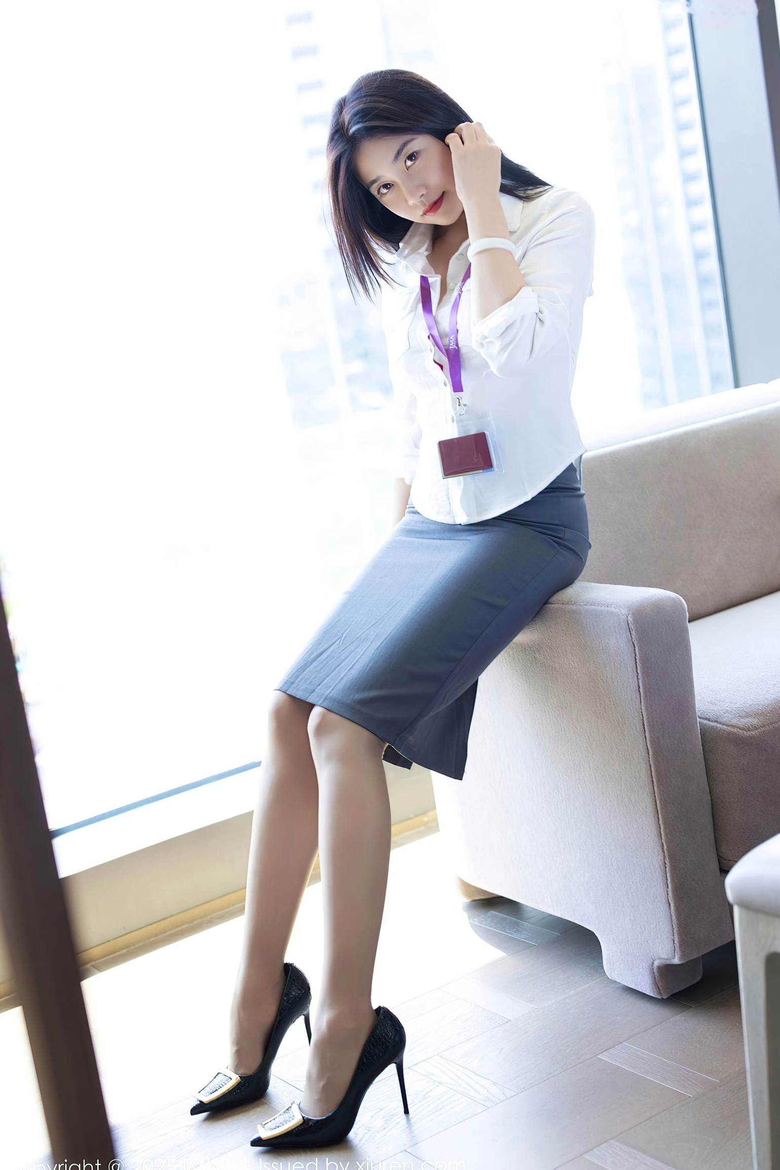 IMiss爱蜜社-795-许诺Sabrina-职场OL制服诱惑-白衬衫灰短裙粉色内衣穿搭-极致丝袜美腿-2025.07.10-无圣光大尺度唯美写真