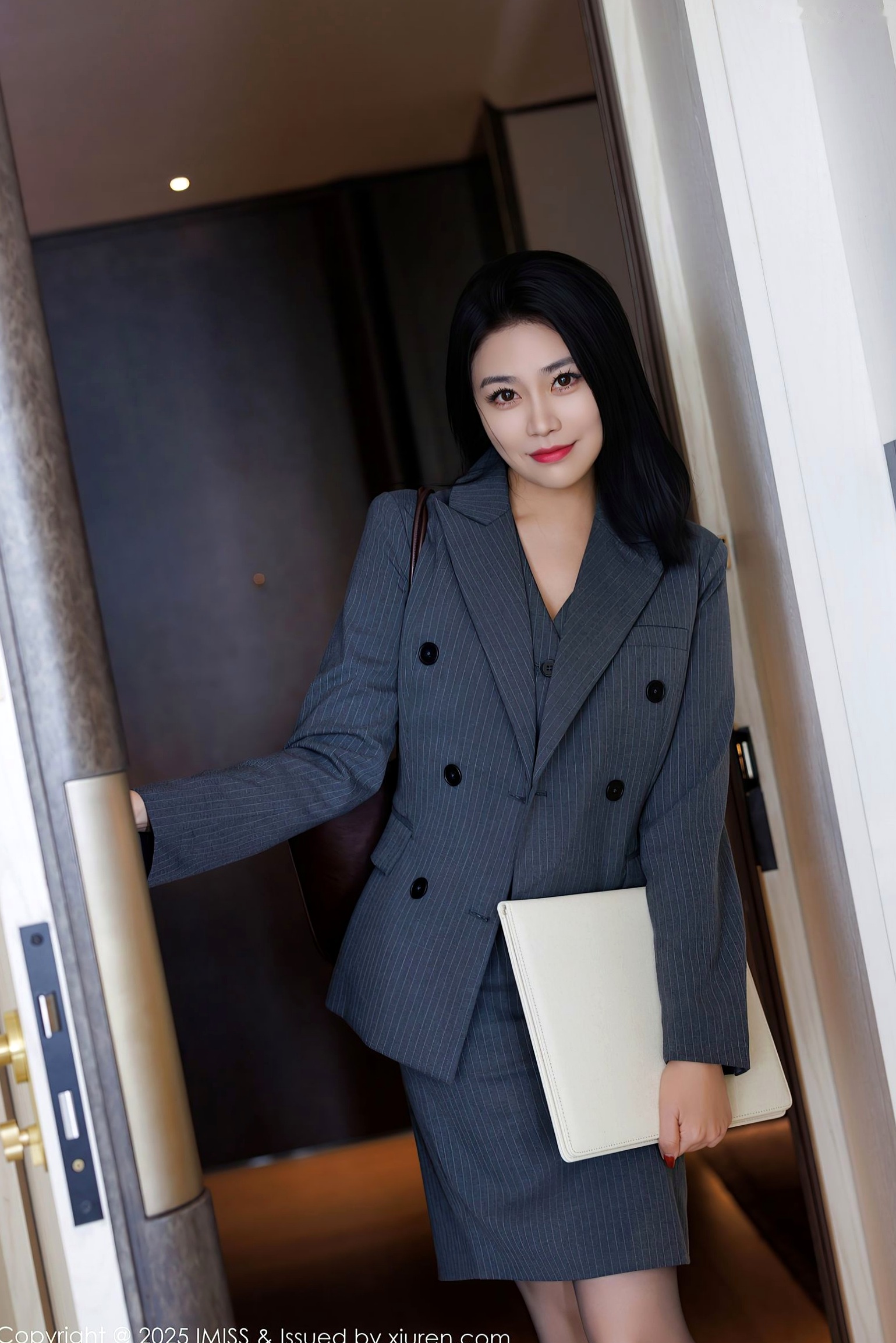IMiss爱蜜社787期:许诺Sabrina职场制服诱惑,深灰OL裙装与黑丝美腿,极致红色内衣私房写真
