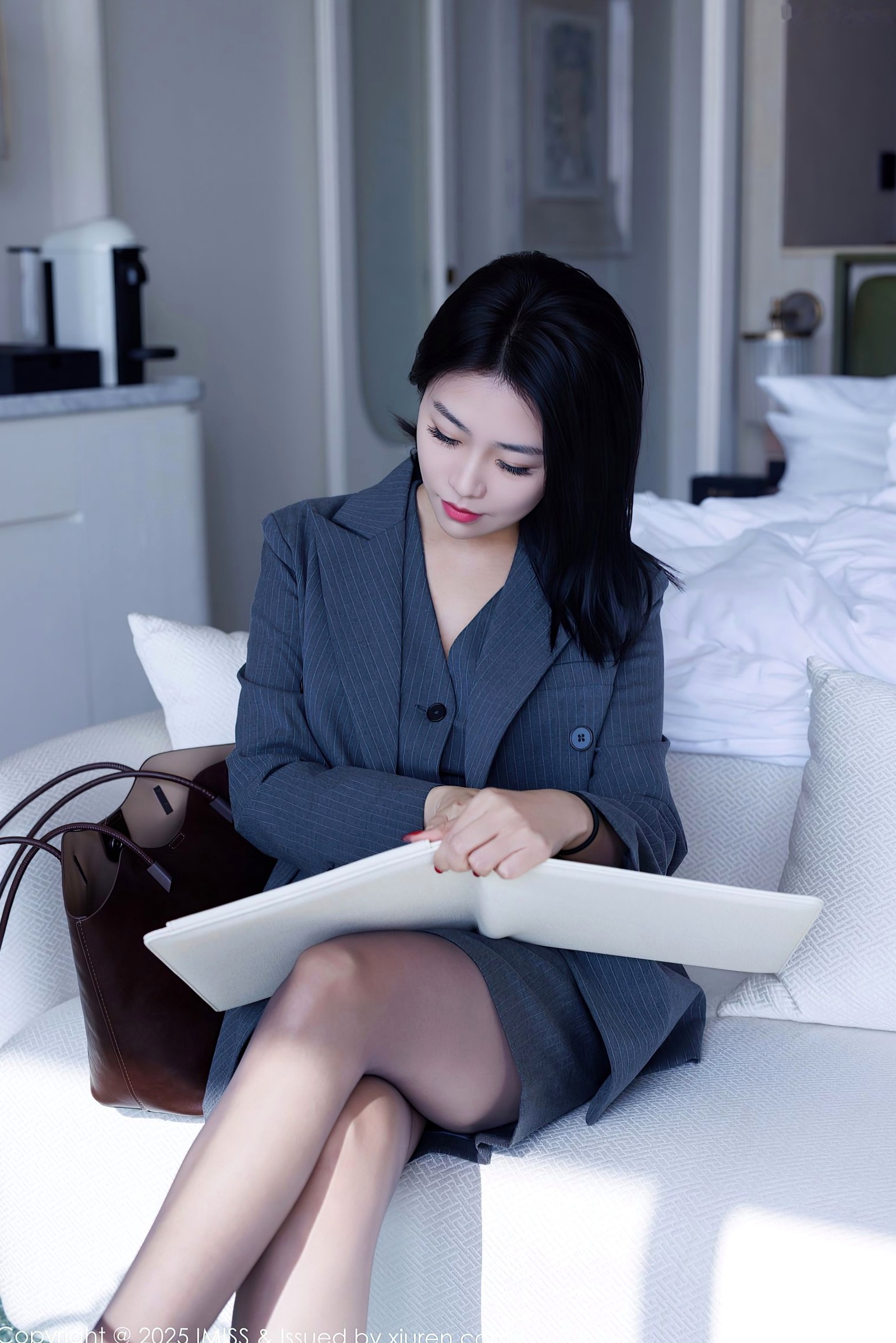 IMiss爱蜜社787期:许诺Sabrina职场制服诱惑,深灰OL裙装与黑丝美腿,极致红色内衣私房写真