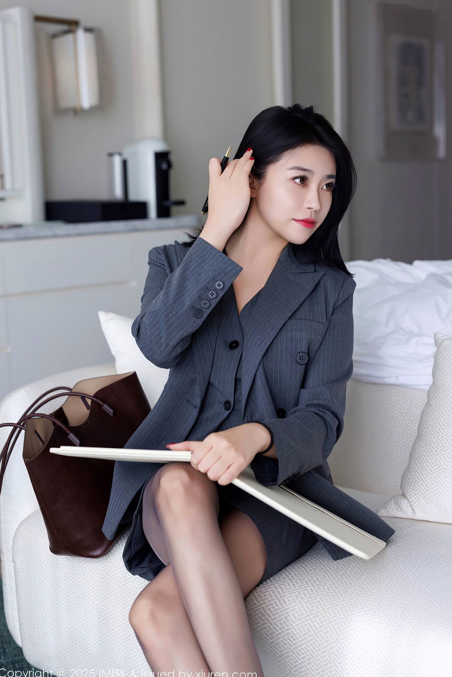 IMiss爱蜜社787期:许诺Sabrina职场制服诱惑,深灰OL裙装与黑丝美腿,极致红色内衣私房写真