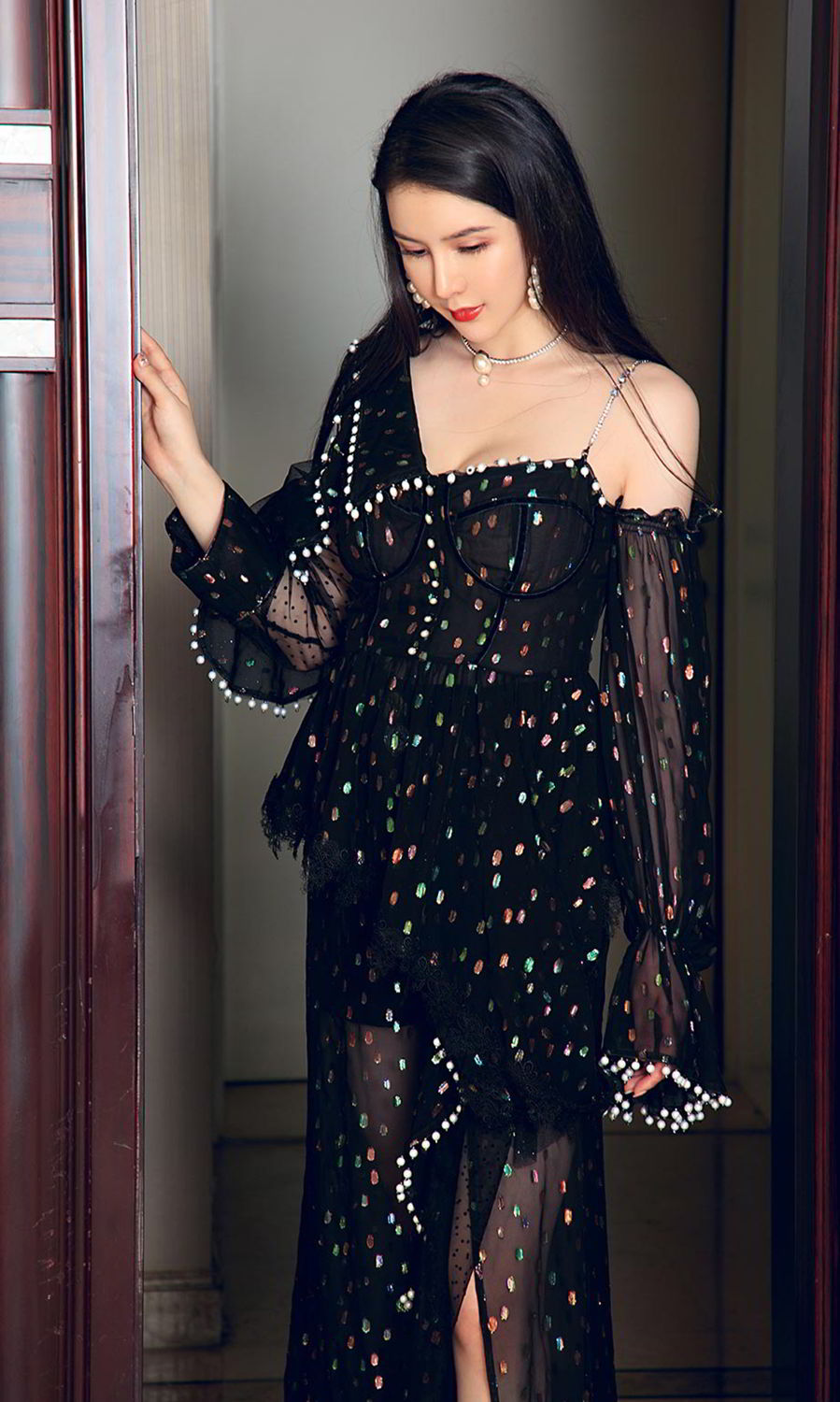 李丽莎低温性感 抑制住内心的爱慕