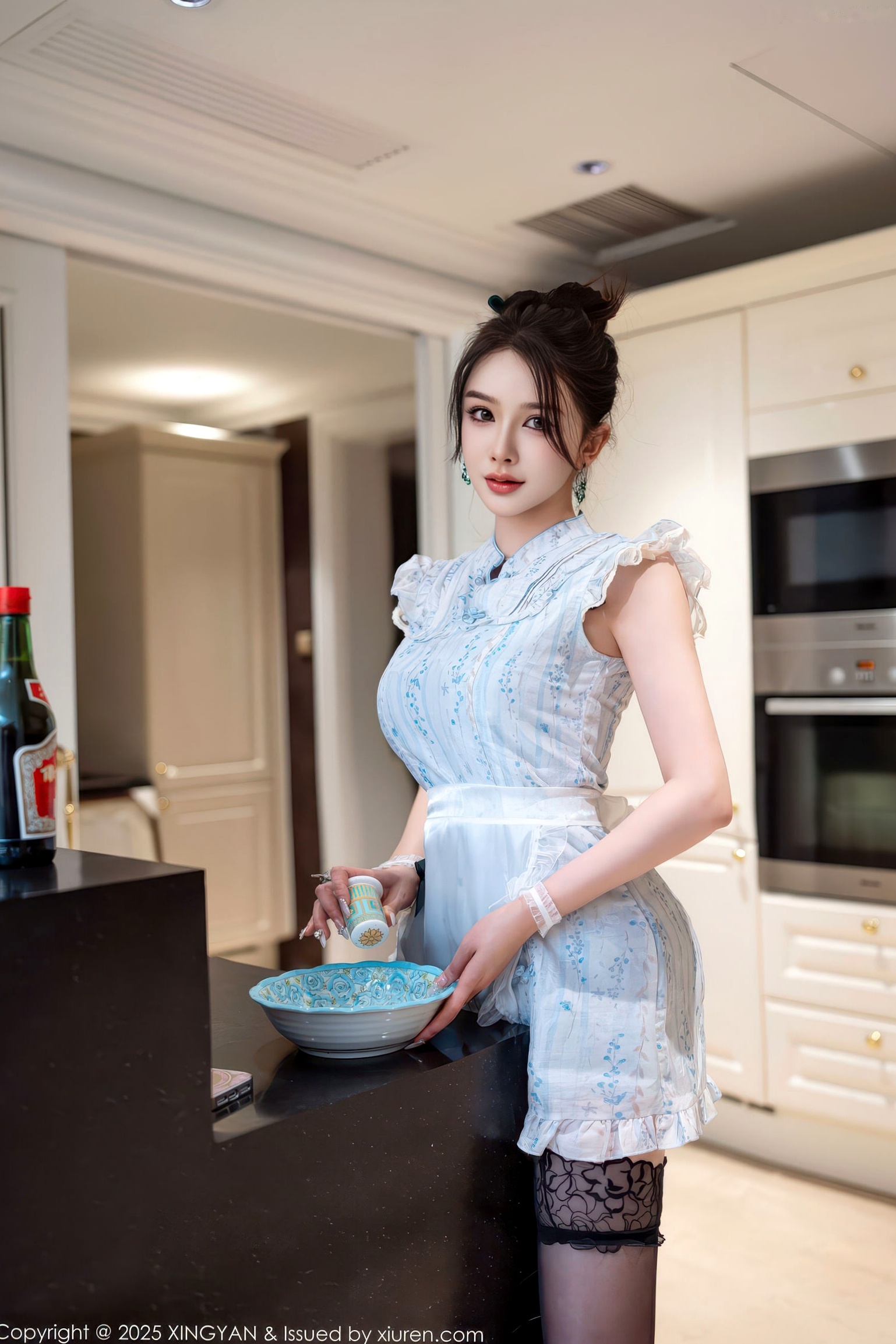 XINGYAN星颜社李丽莎:极致诱惑俏厨娘,身着火辣蕾丝情趣内衣与黑丝,大尺度私房写真呈现绝美身段