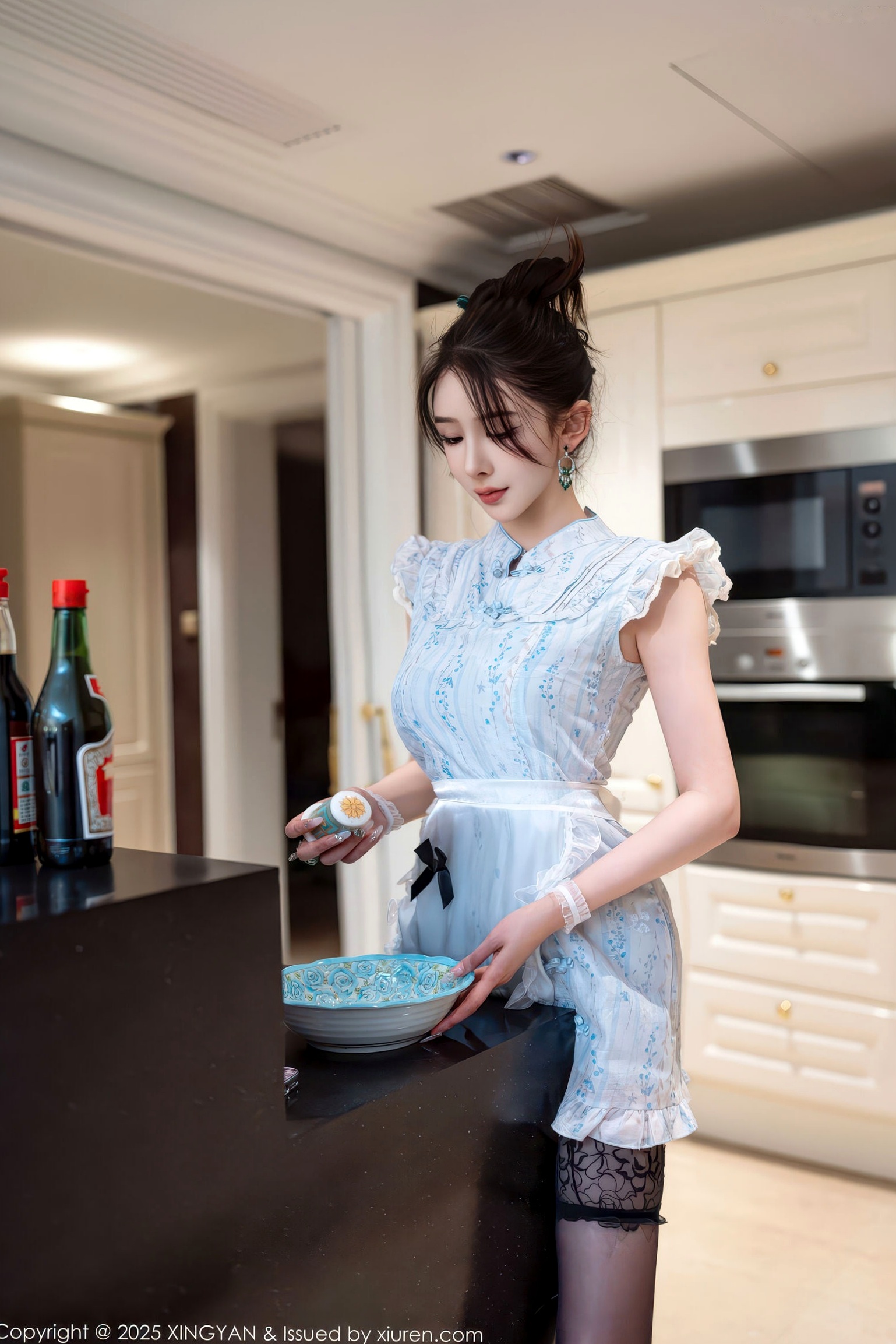 XINGYAN星颜社李丽莎:极致诱惑俏厨娘,身着火辣蕾丝情趣内衣与黑丝,大尺度私房写真呈现绝美身段