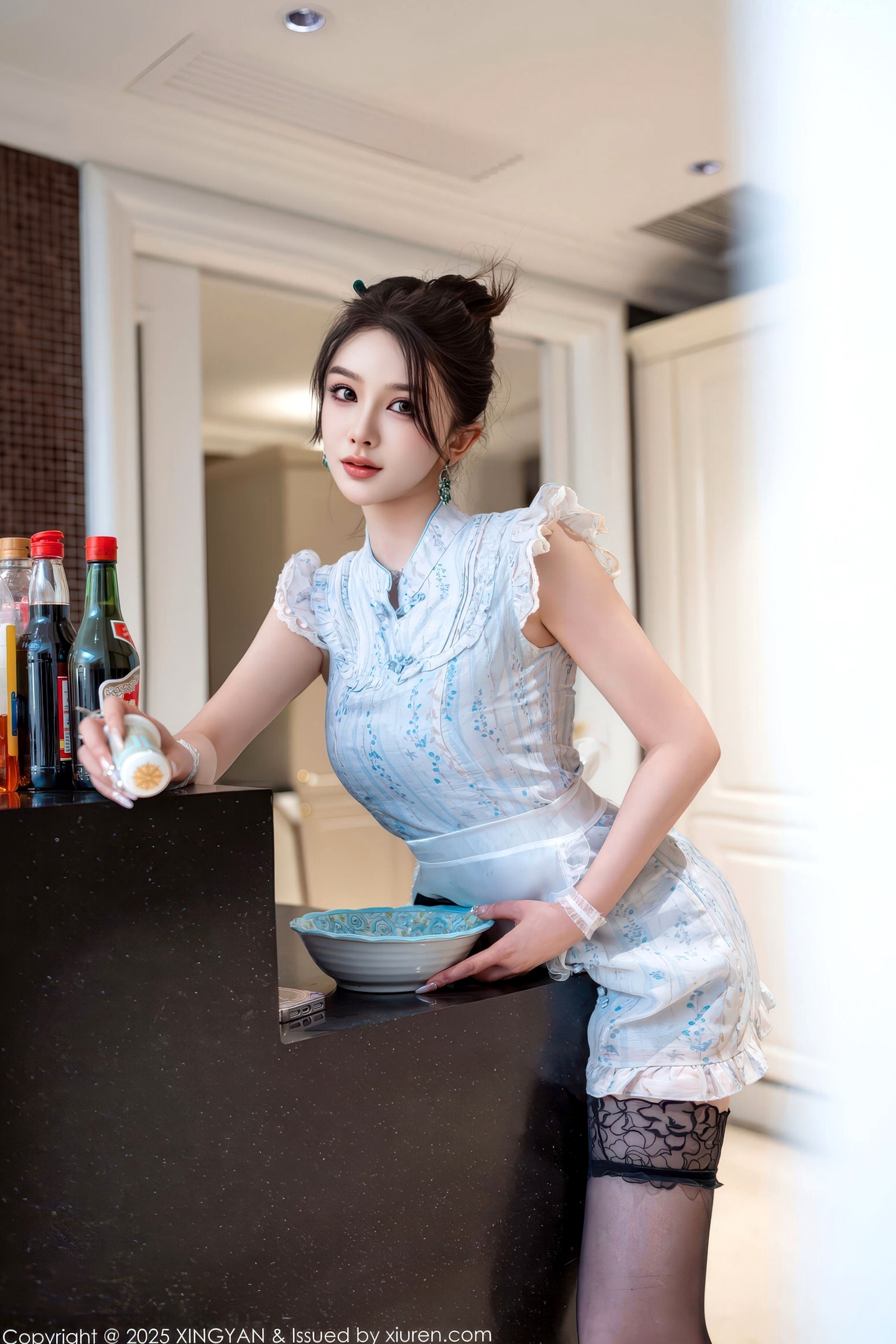 XINGYAN星颜社李丽莎:极致诱惑俏厨娘,身着火辣蕾丝情趣内衣与黑丝,大尺度私房写真呈现绝美身段