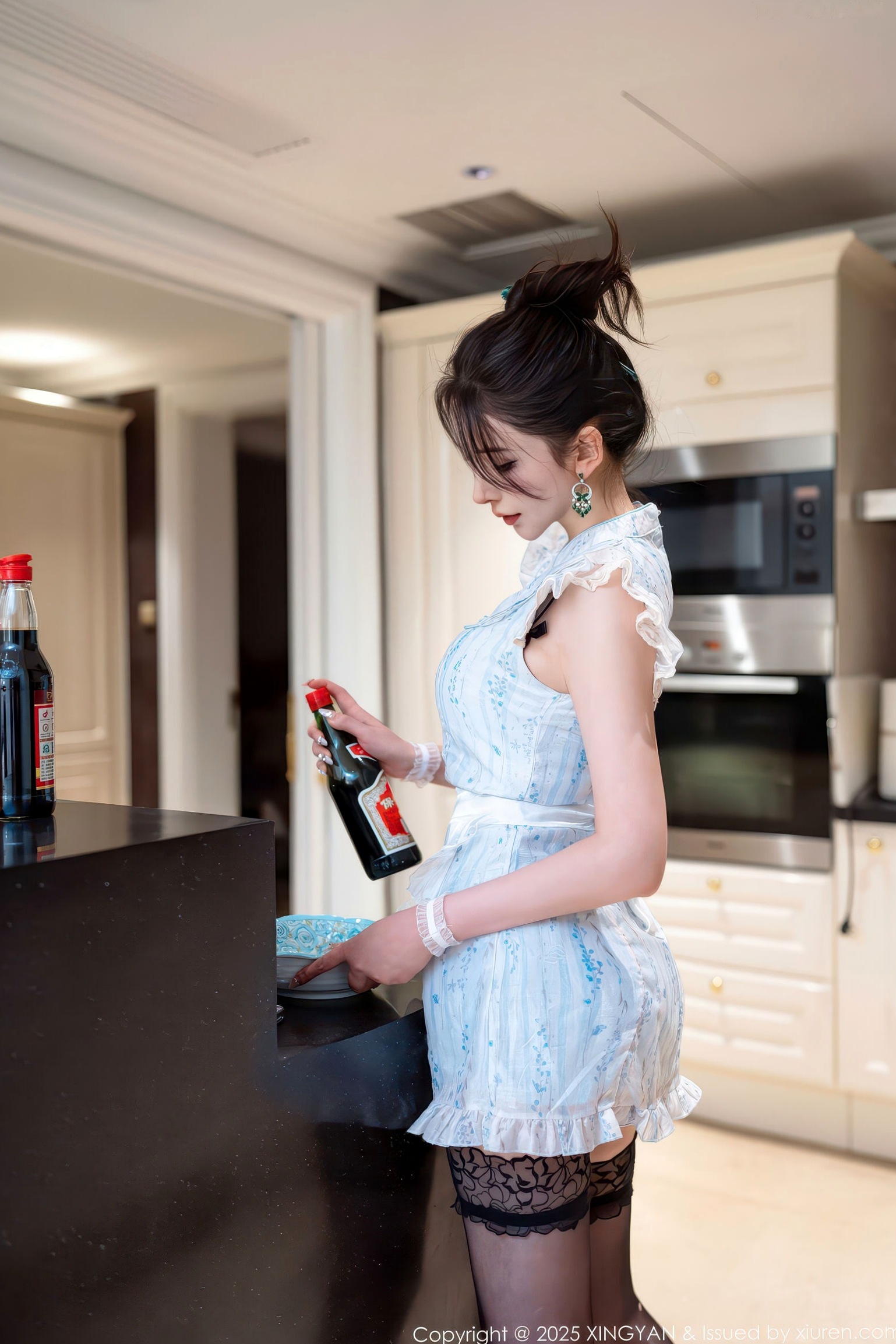 XINGYAN星颜社李丽莎:极致诱惑俏厨娘,身着火辣蕾丝情趣内衣与黑丝,大尺度私房写真呈现绝美身段