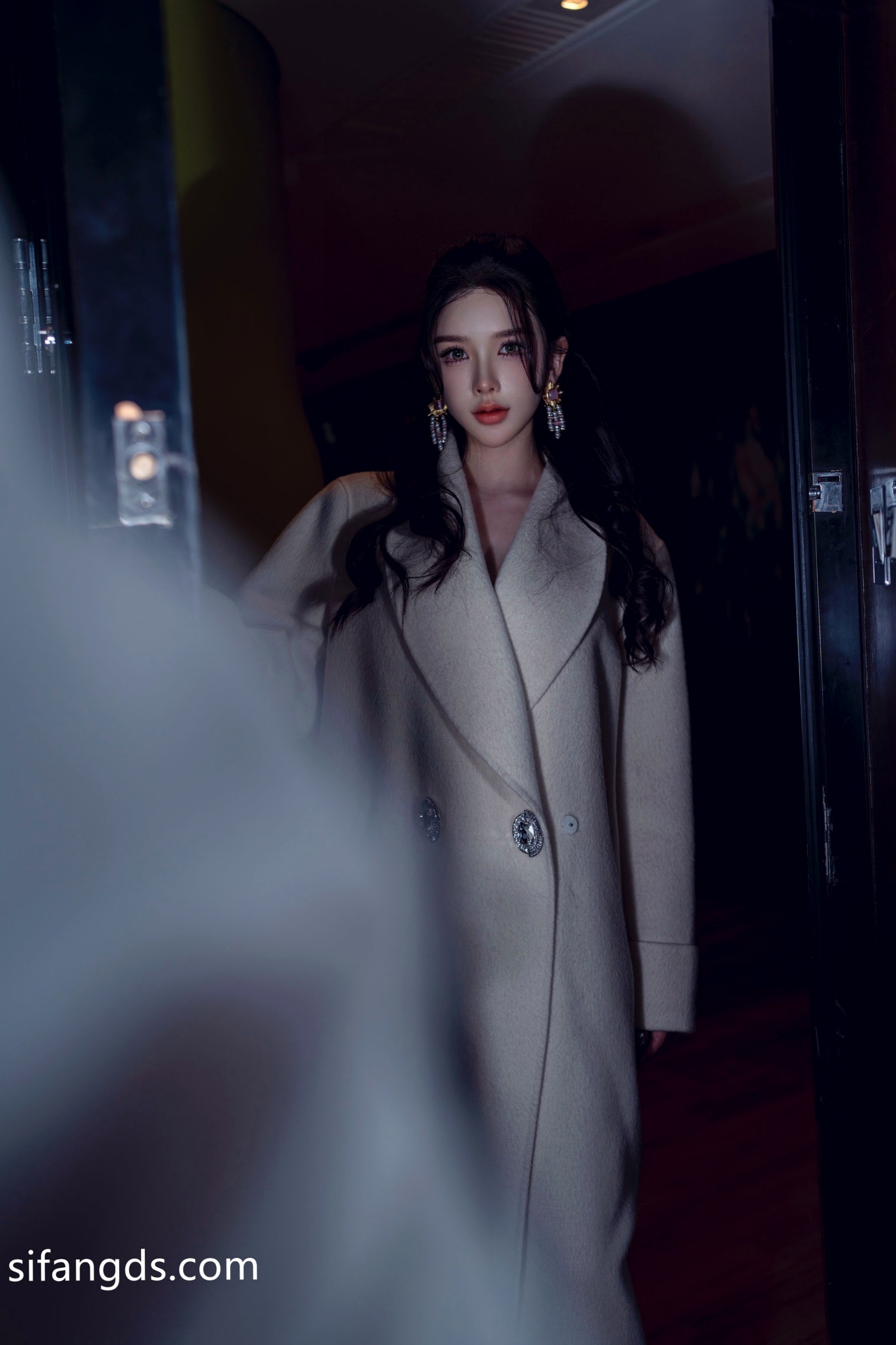 李丽莎粉色花朵蕾丝内衣私拍写真,外搭大衣演绎冷艳性感诱惑,精致曲线尽显妩媚风采,星颜社高端无圣光大尺度套图