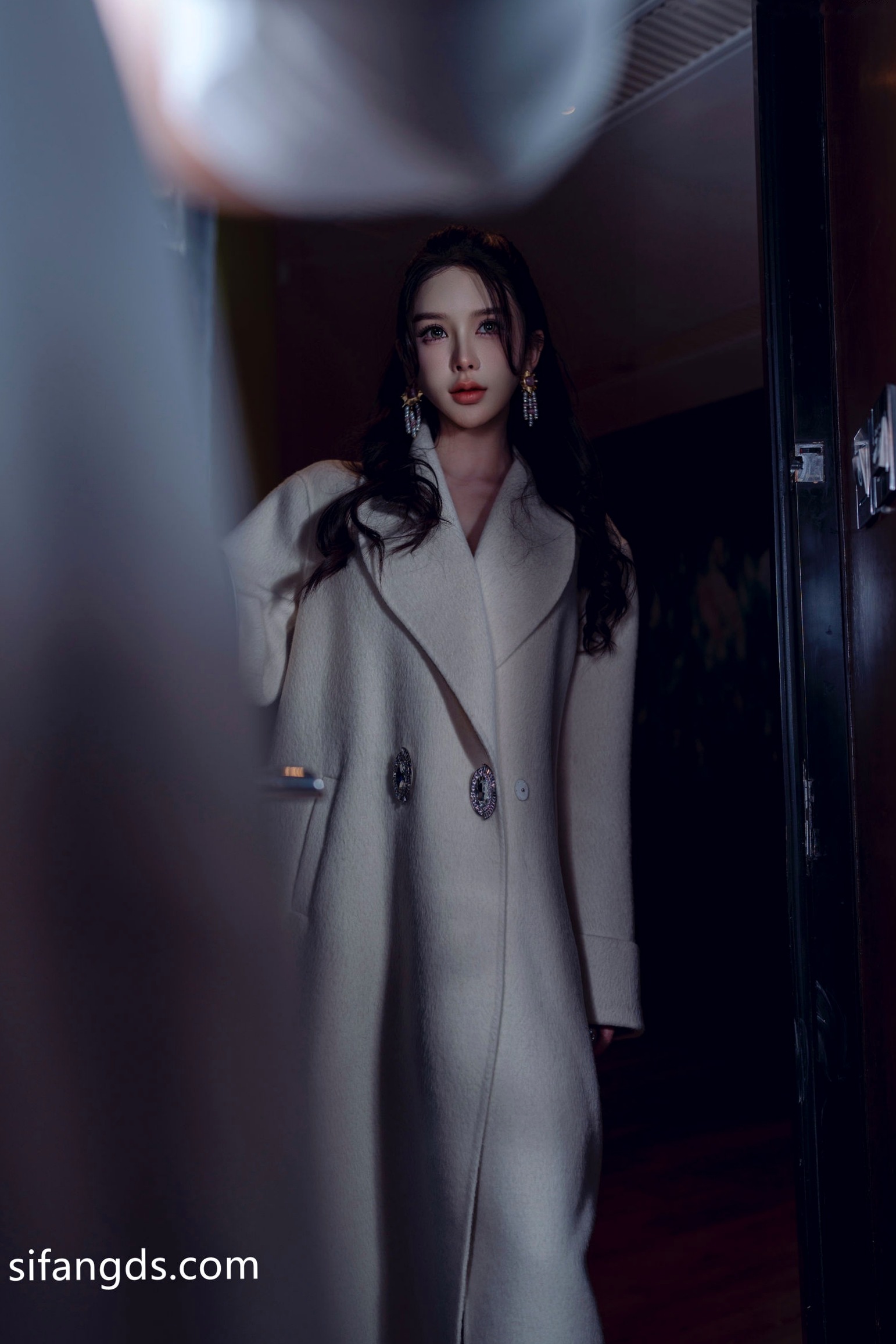 李丽莎粉色花朵蕾丝内衣私拍写真,外搭大衣演绎冷艳性感诱惑,精致曲线尽显妩媚风采,星颜社高端无圣光大尺度套图
