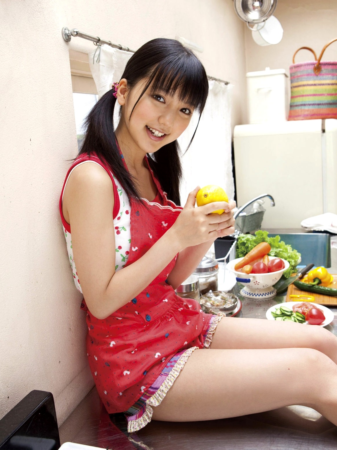 Sabra杂志真野恵里菜《Autumn Breeze》个人高清写真集,清纯校服与清新简约少女风格,治愈系甜美笑容图集