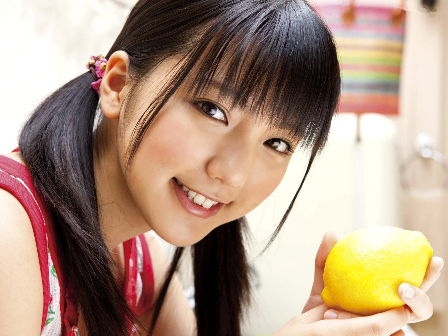 Sabra杂志真野恵里菜《Autumn Breeze》个人高清写真集,清纯校服与清新简约少女风格,治愈系甜美笑容图集