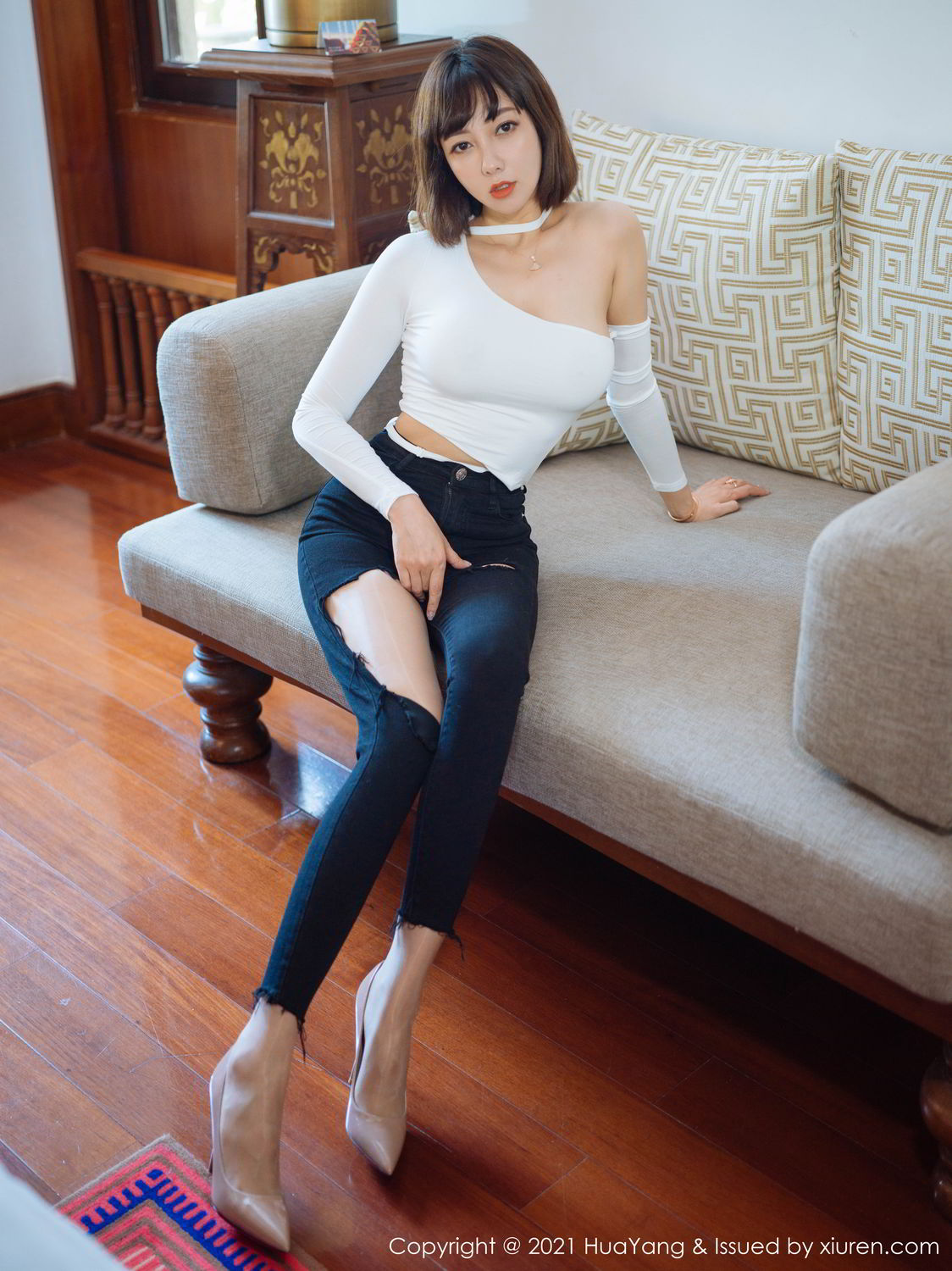 御姐美女果儿Victoria 独特的破洞牛仔裤