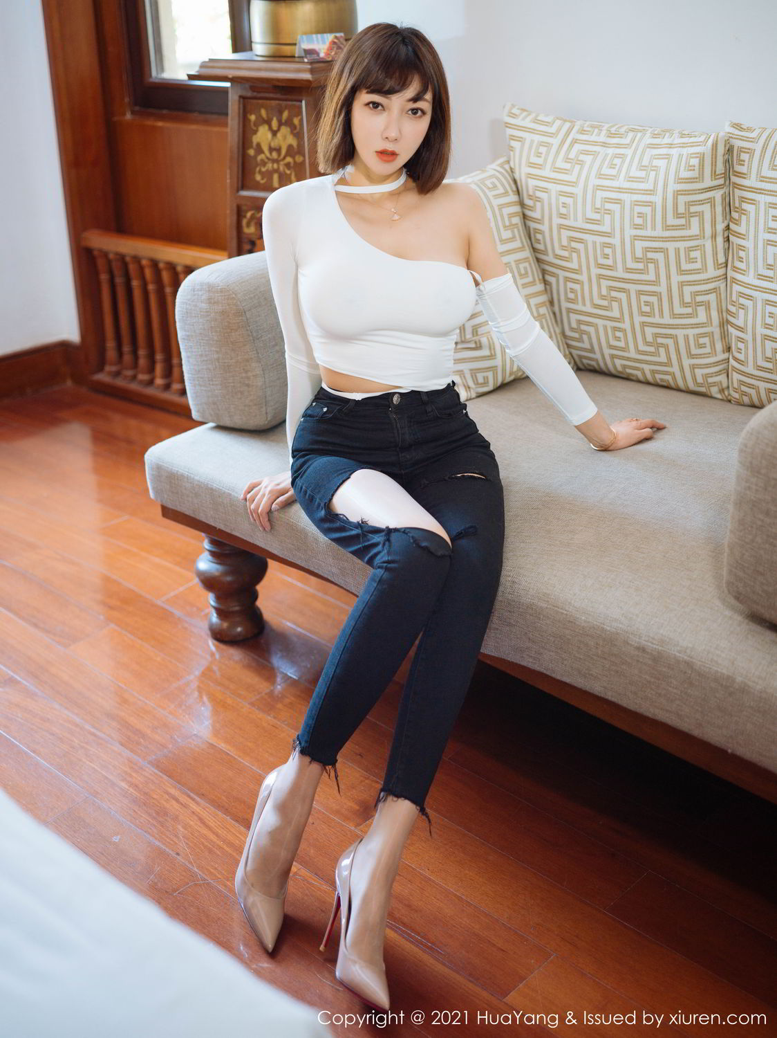 御姐美女果儿Victoria 独特的破洞牛仔裤