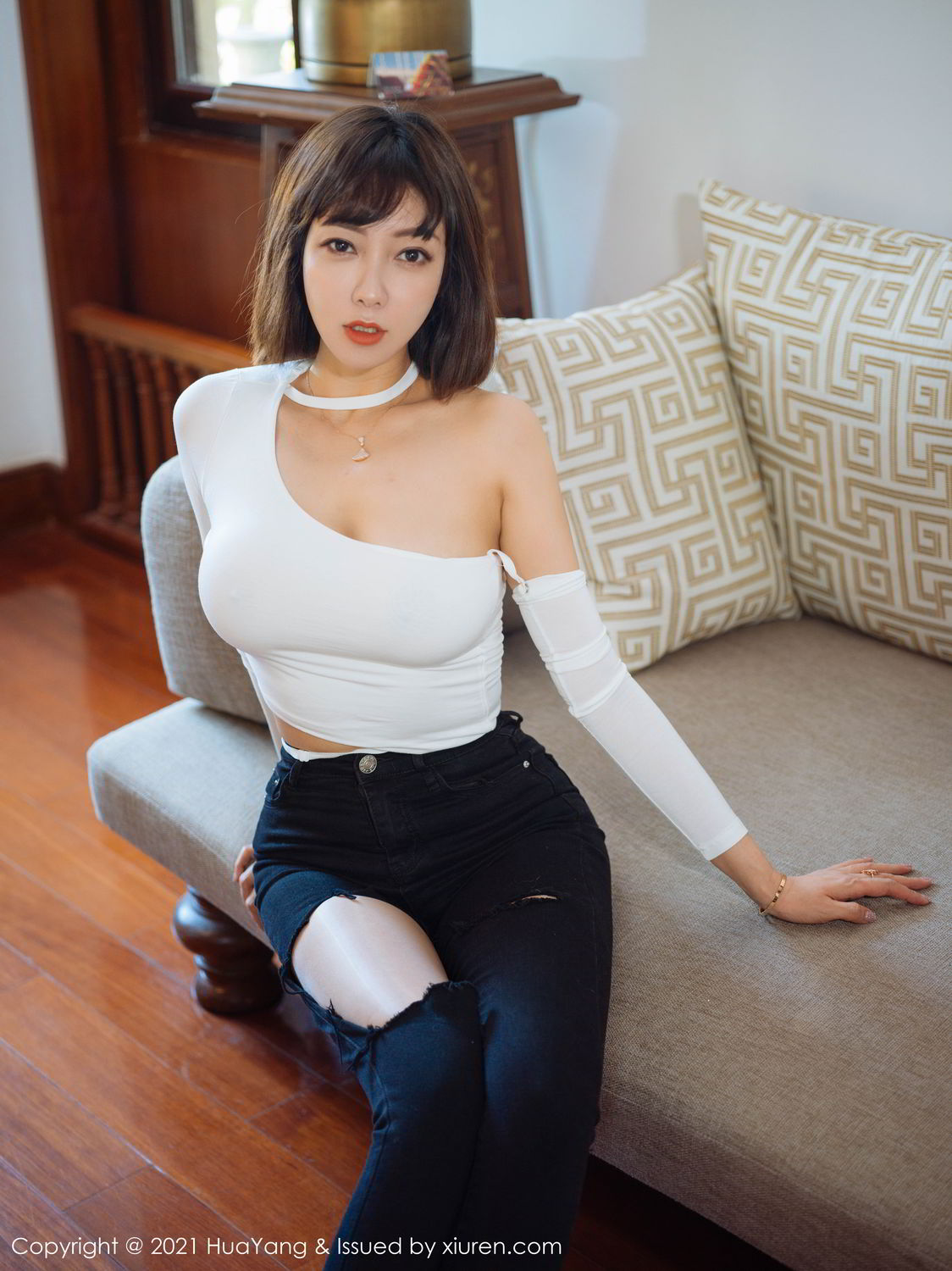 御姐美女果儿Victoria 独特的破洞牛仔裤