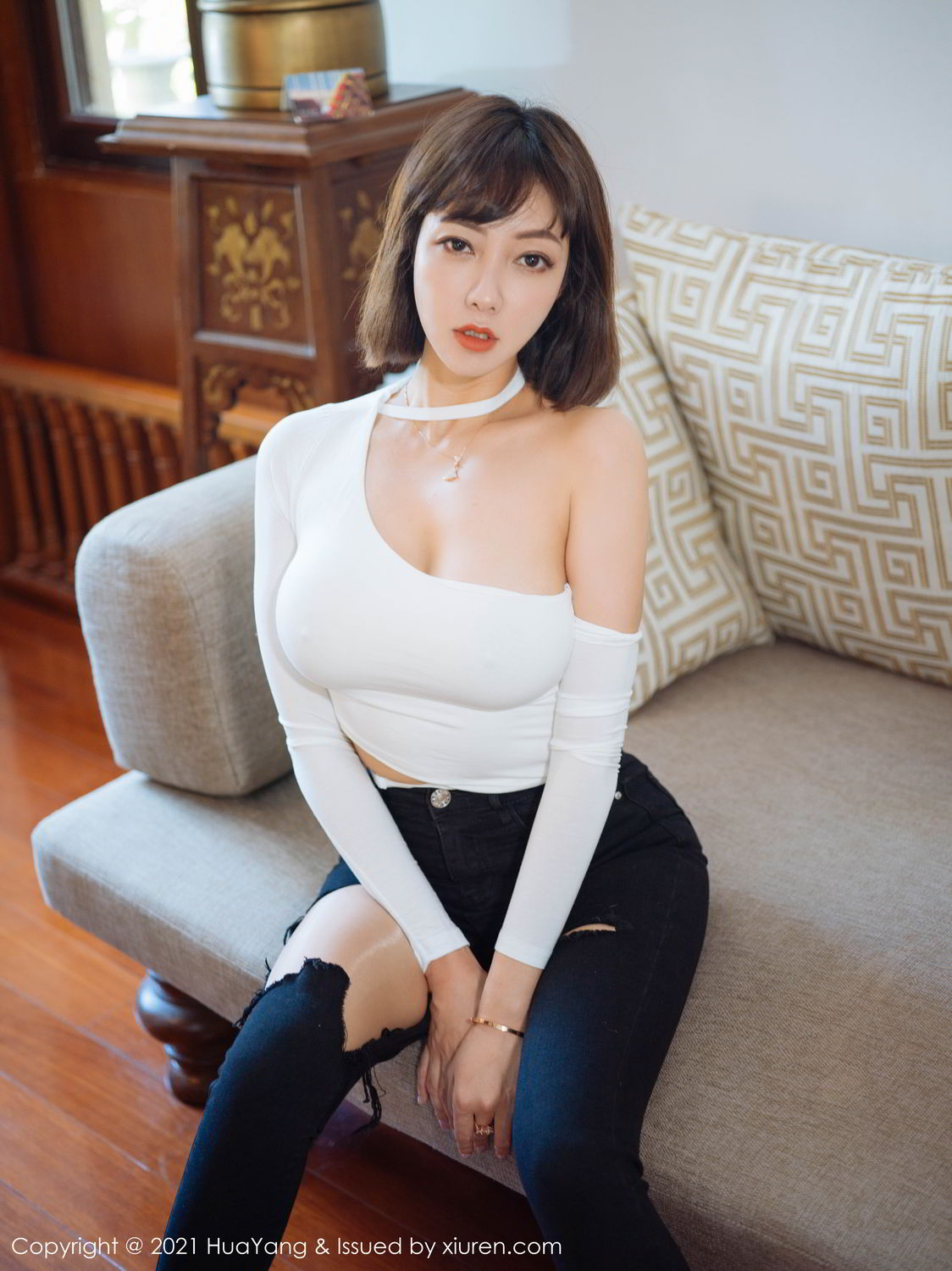 御姐美女果儿Victoria 独特的破洞牛仔裤