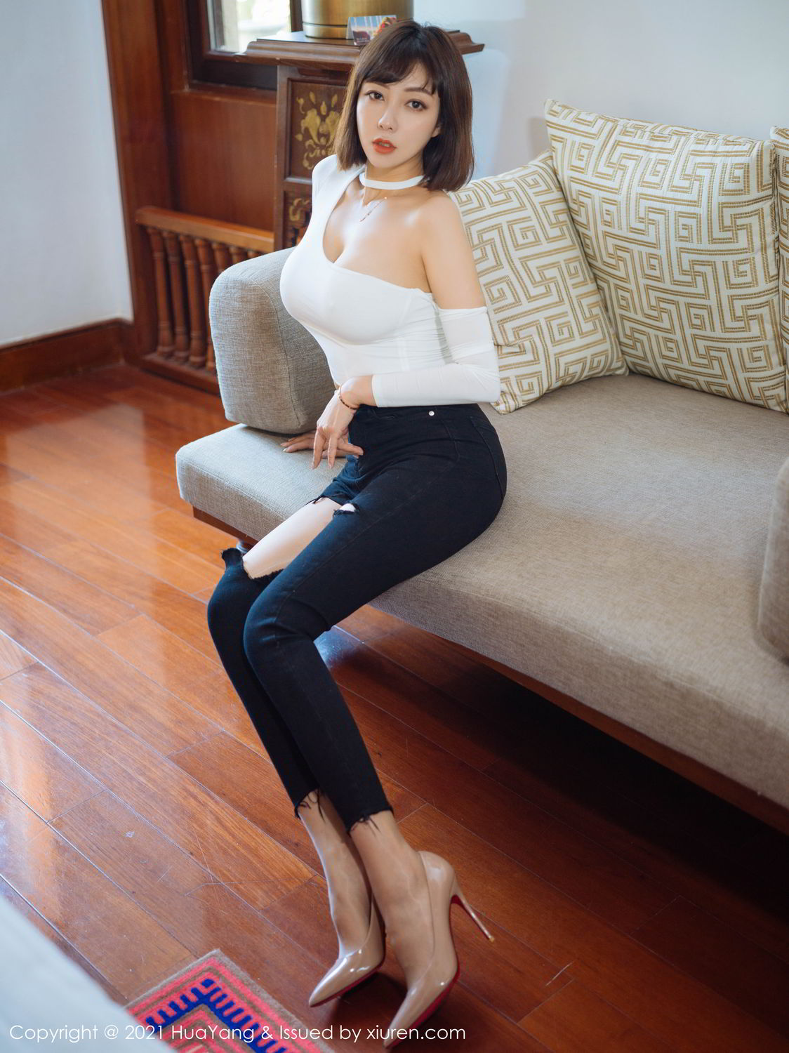 御姐美女果儿Victoria 独特的破洞牛仔裤