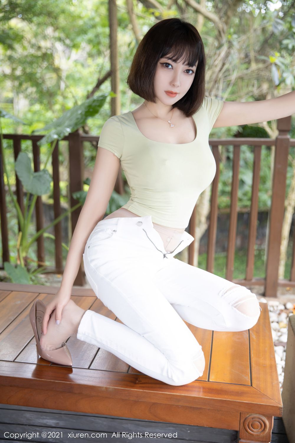 短发御姐果儿Victoria 紧致动人的服饰