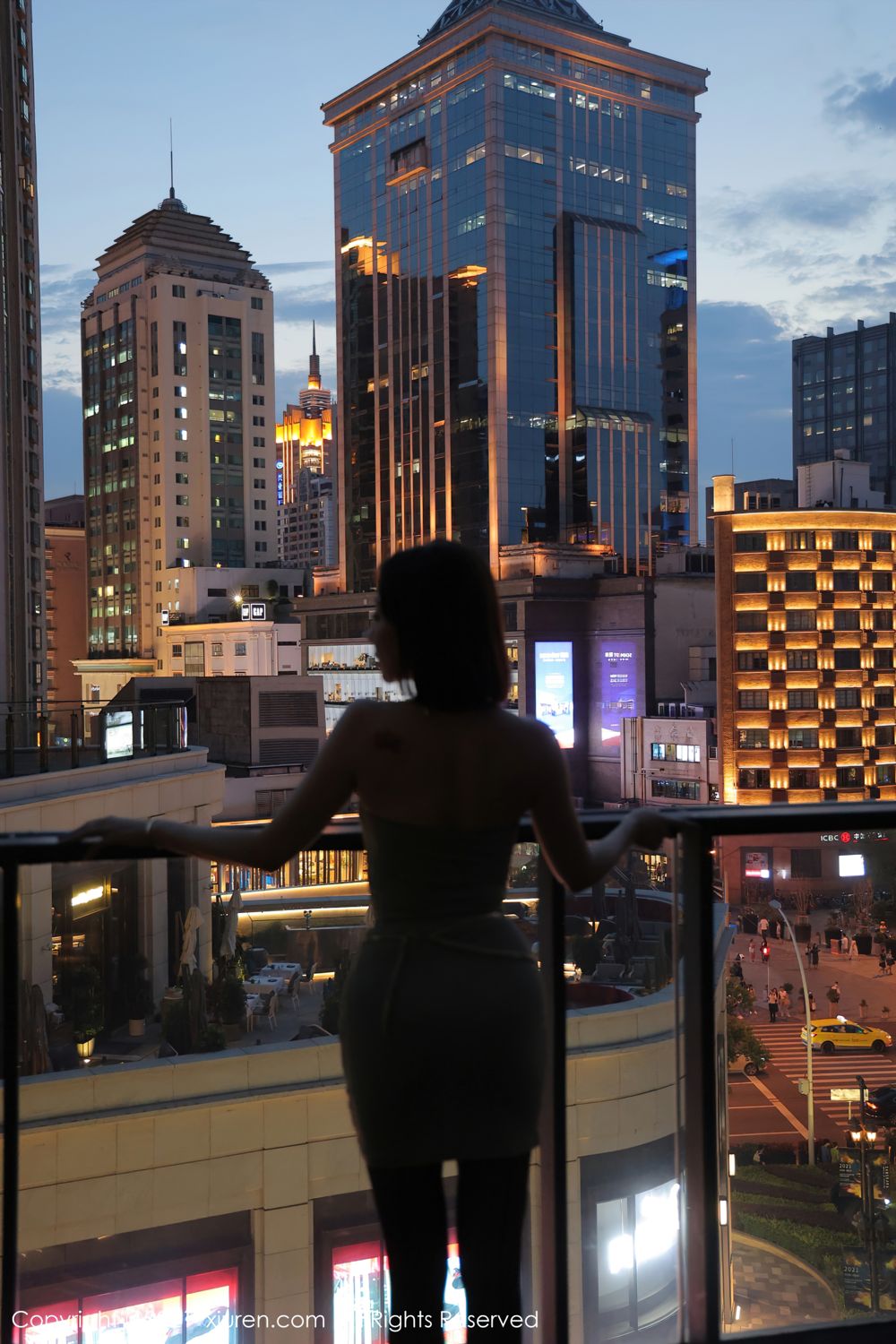 短发御姐果儿Victoria 一袭简约吊裙与夜景