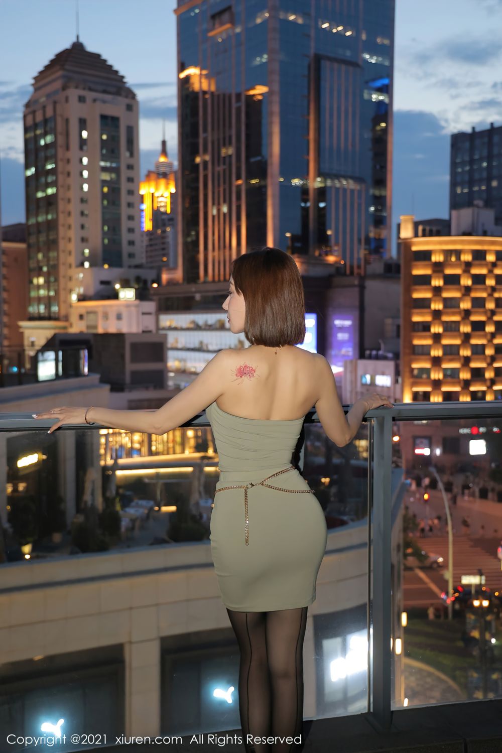 短发御姐果儿Victoria 一袭简约吊裙与夜景