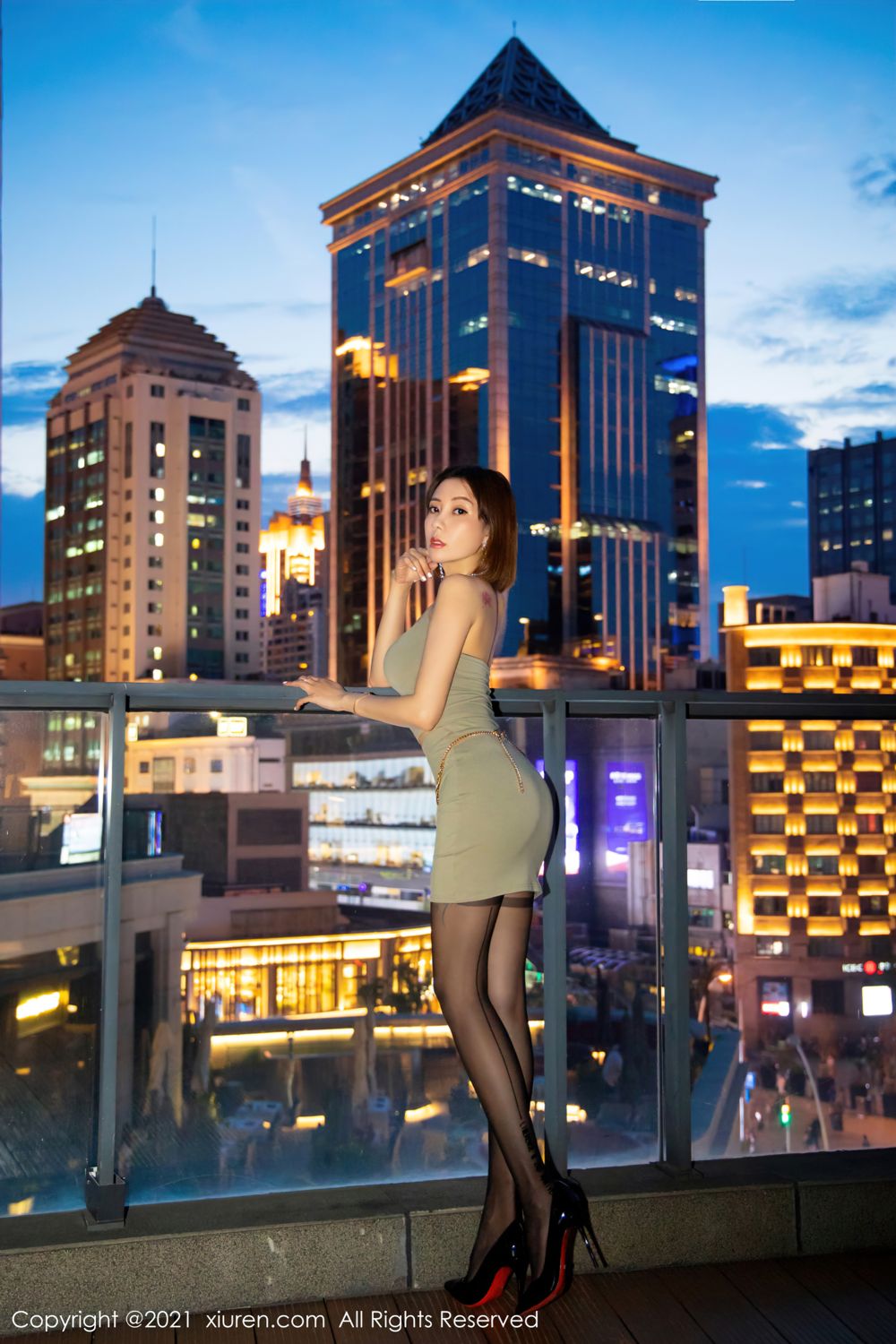 短发御姐果儿Victoria 一袭简约吊裙与夜景