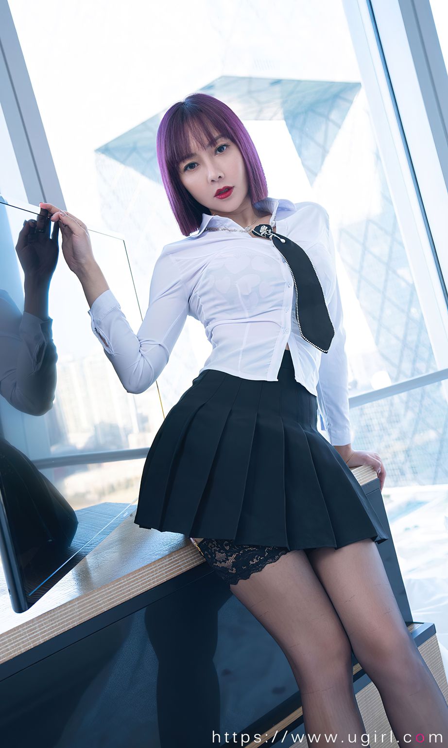 果儿Victoria衬衫之下 隐约可见心知所想