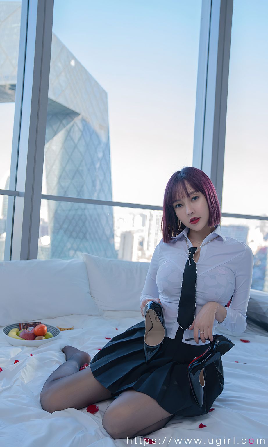 果儿Victoria衬衫之下 隐约可见心知所想