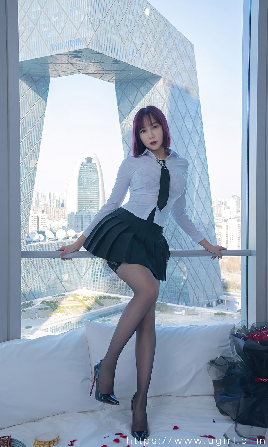 果儿Victoria衬衫之下 隐约可见心知所想