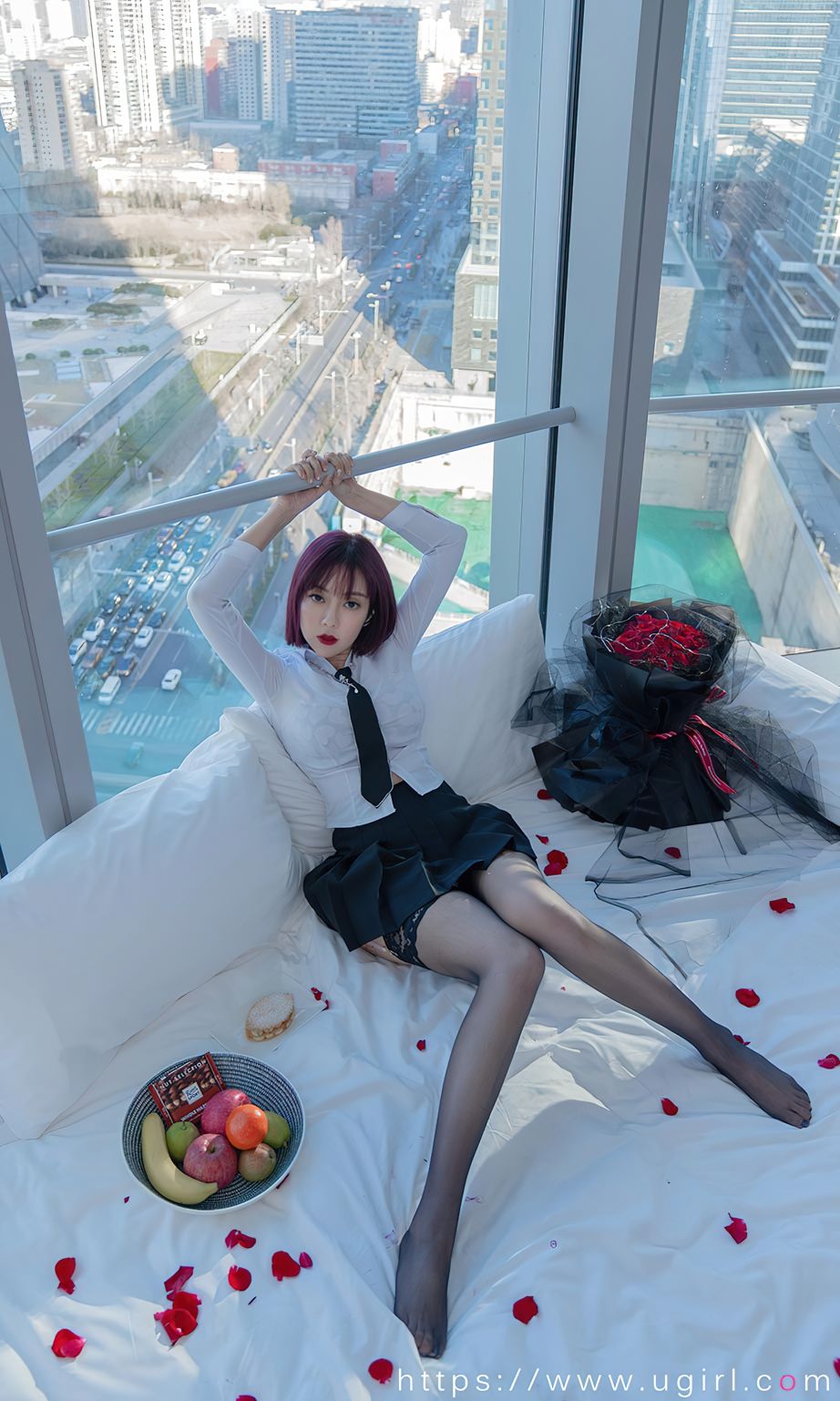 果儿Victoria衬衫之下 隐约可见心知所想