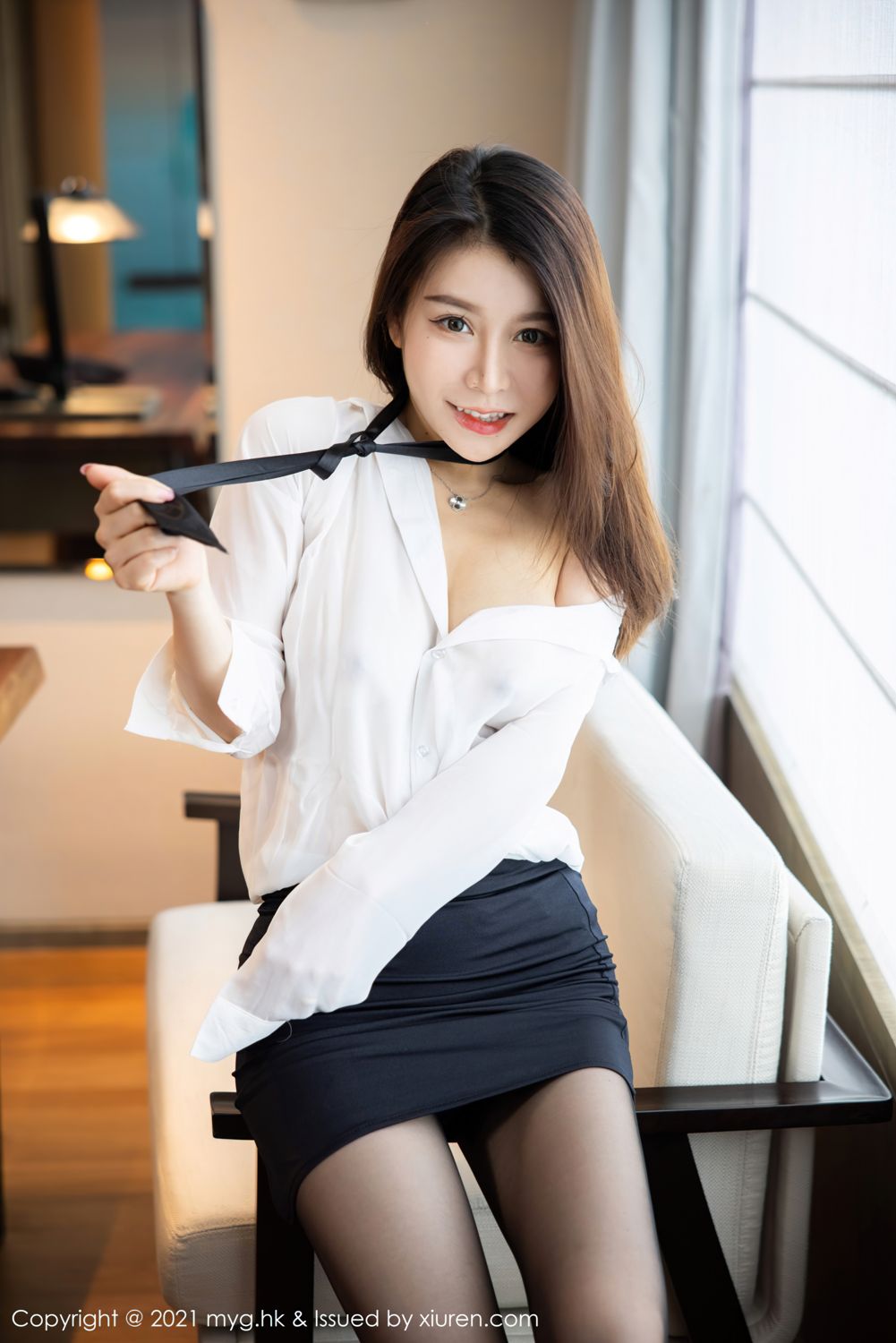 女神嘉宝贝儿复出 许久不见的经典OL