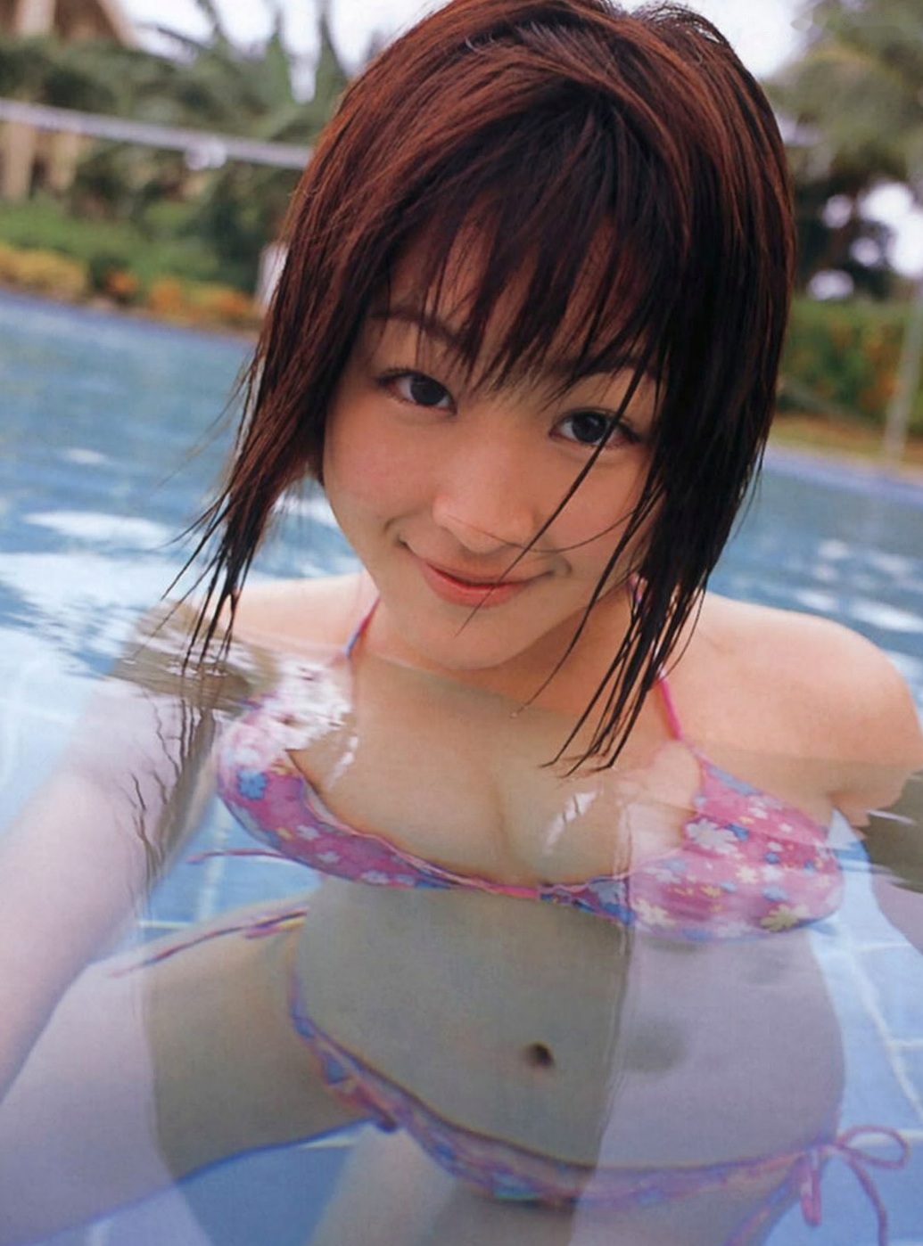 島本里沙《Richa》高清写真集 - 泳池戏水与甜美比基尼家居装辑