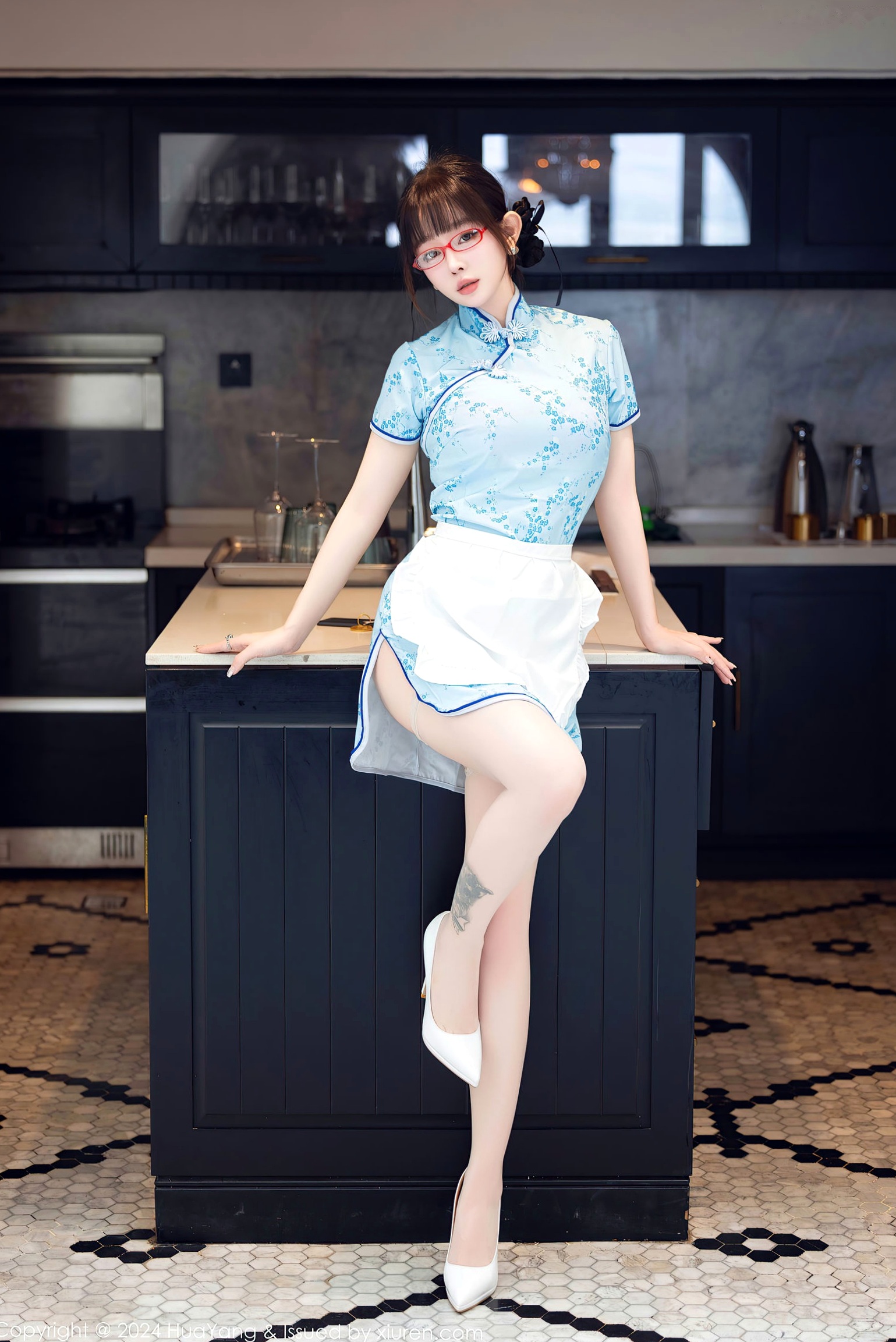 HuaYang花漾-593-王雨纯:唯美私房摄影,脱下湖蓝印花旗袍,蕾丝粉色内衣诱惑,展现绝美曲线与极致身材