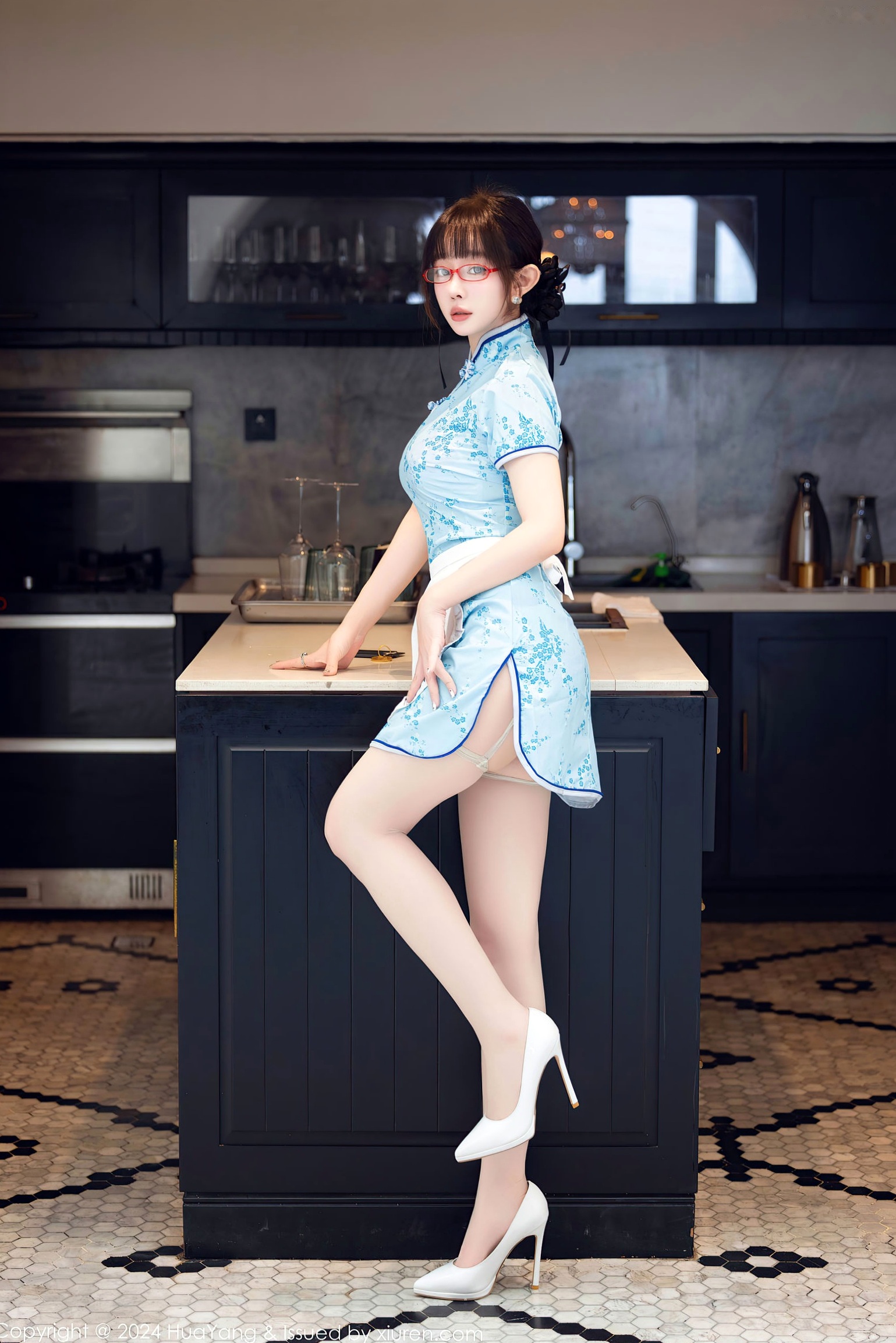 HuaYang花漾-593-王雨纯:唯美私房摄影,脱下湖蓝印花旗袍,蕾丝粉色内衣诱惑,展现绝美曲线与极致身材