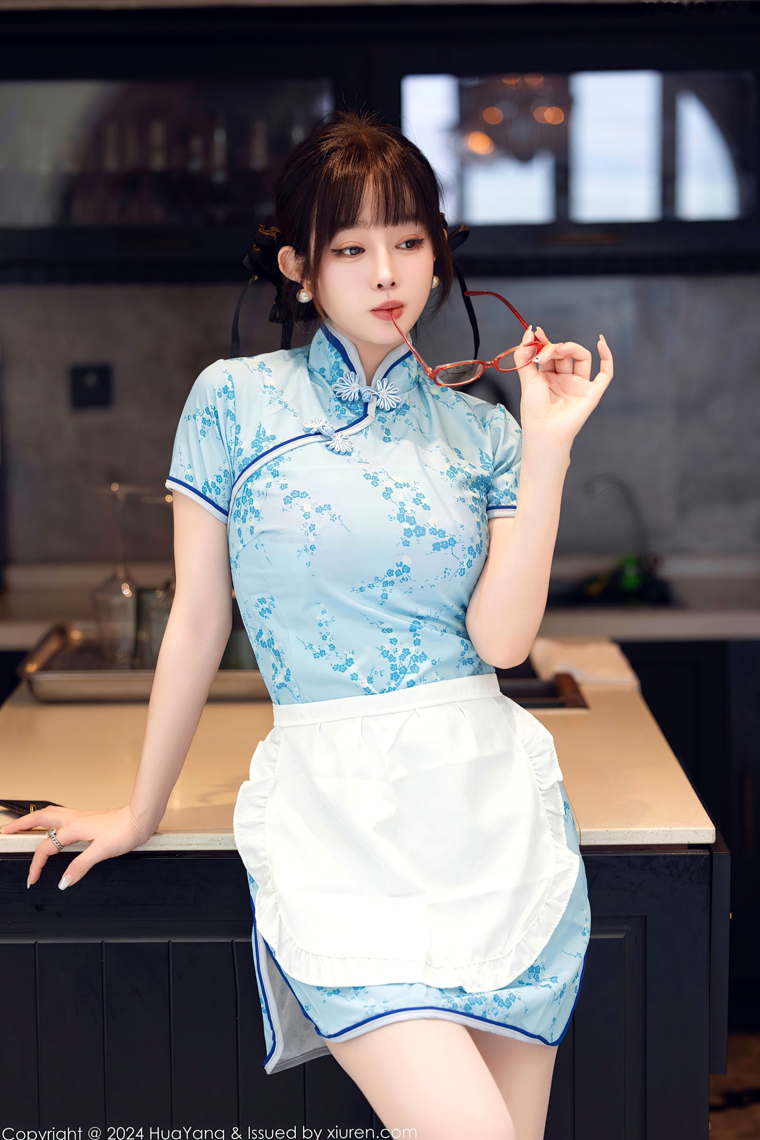 HuaYang花漾-593-王雨纯:唯美私房摄影,脱下湖蓝印花旗袍,蕾丝粉色内衣诱惑,展现绝美曲线与极致身材