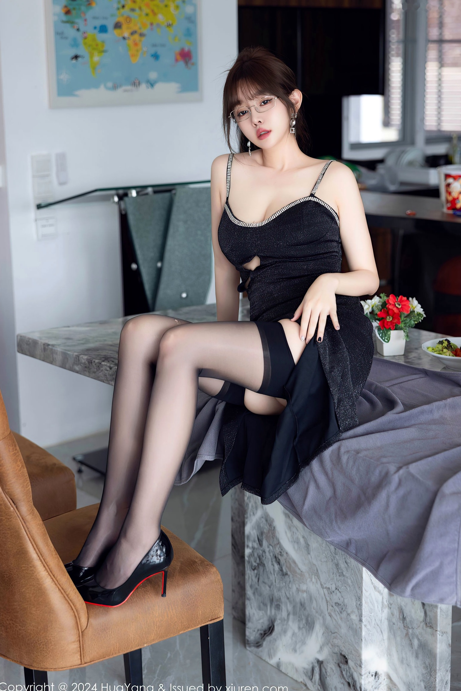 《HuaYang花漾-582-王雨纯:黑色吊带长裙尽显御姐气质,黑丝透视诱惑写真,极致美腿大尺度福利时刻》