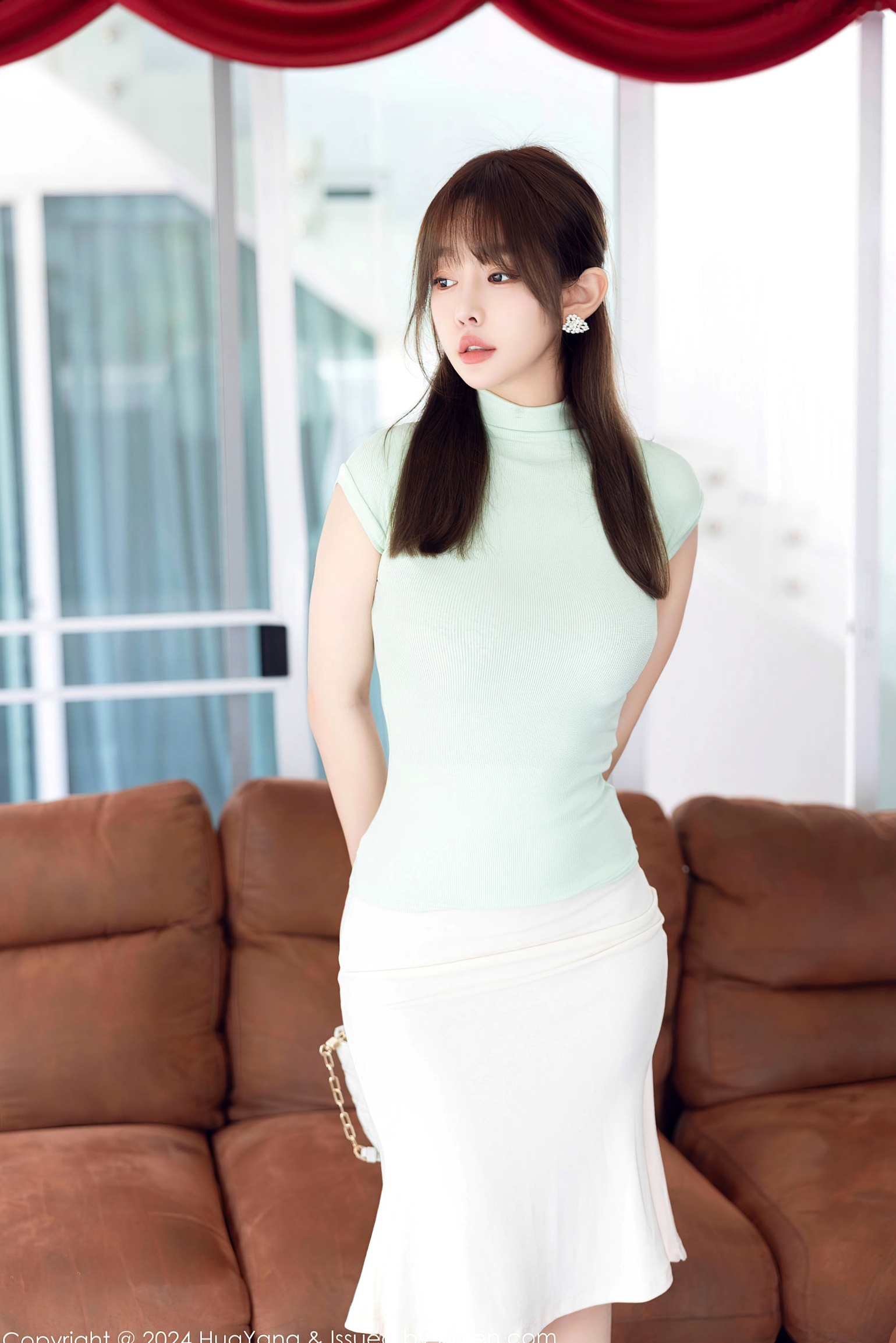 HuaYang花漾-565-王雨纯:清纯T恤白裙与淡粉蕾丝内衣私房写真,演绎极致性感诱惑