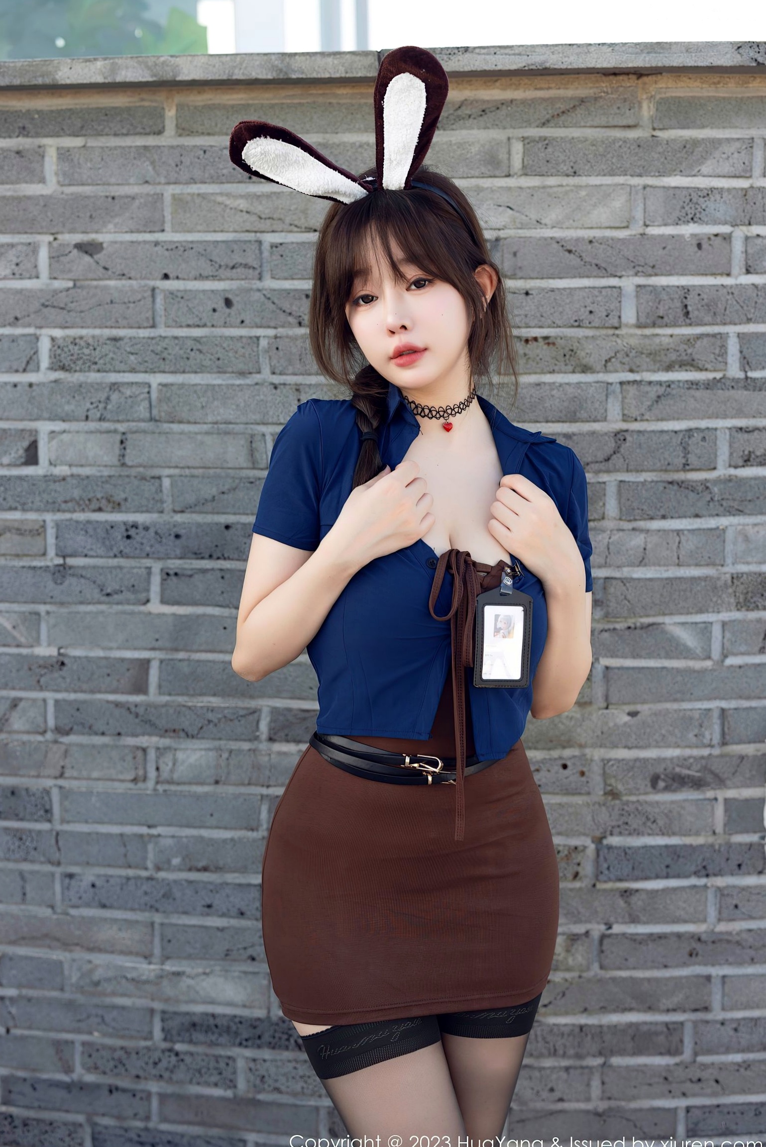 HuaYang花漾-555-王雨纯-济州岛旅拍-性感兔女郎角色扮演-诱惑黑丝内衣-唯美户外写真-2023.12.01