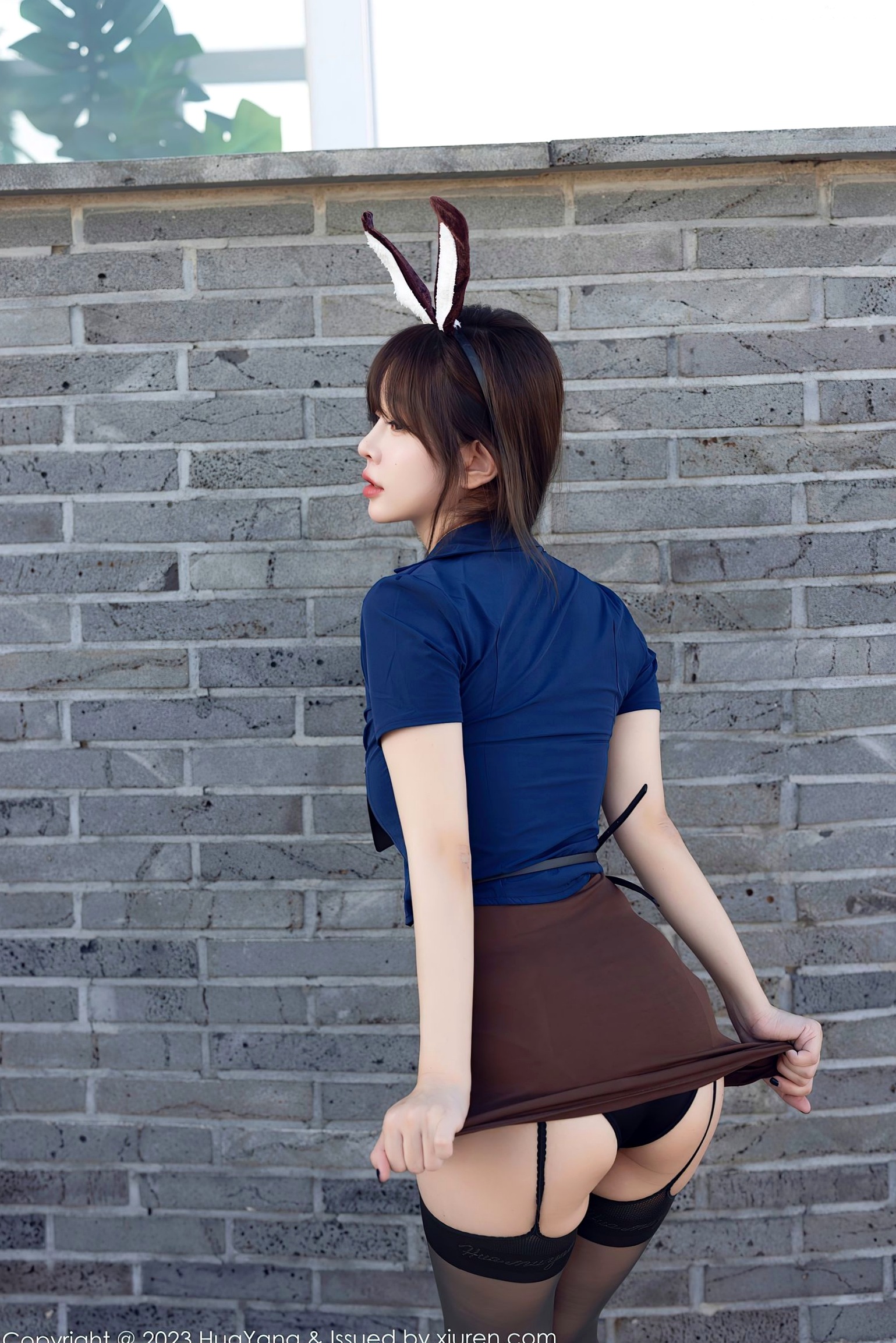 HuaYang花漾-555-王雨纯-济州岛旅拍-性感兔女郎角色扮演-诱惑黑丝内衣-唯美户外写真-2023.12.01