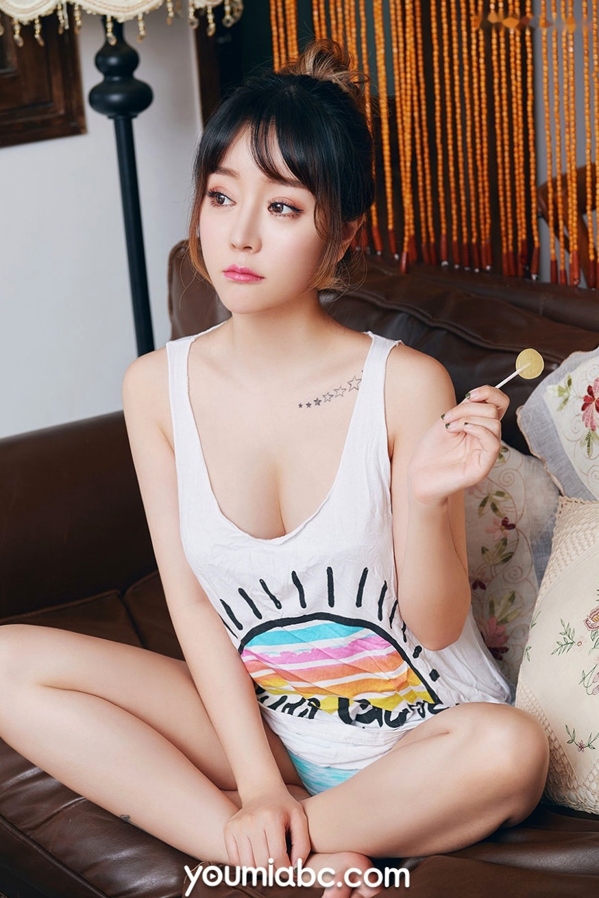 YouMi尤蜜:王雨纯演绎《女友宅家日》,性感私房居家风与傲人身材的极致诱惑写真