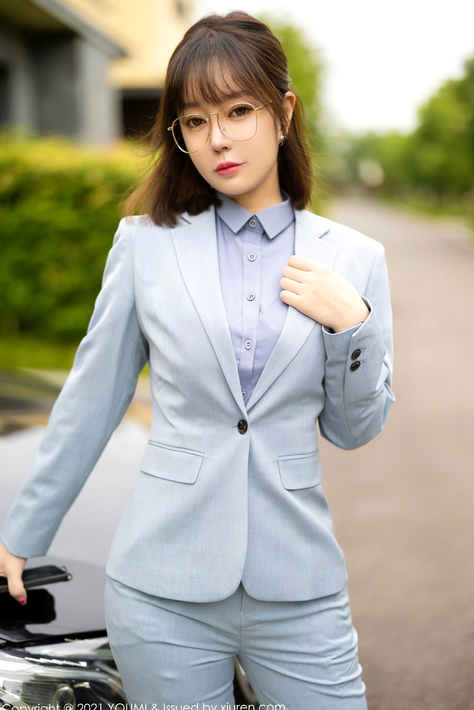YouMi尤蜜荟-王雨纯 成都室外旅拍,职场OL眼镜制服诱惑,蕾丝内衣与性感丝袜视觉盛宴